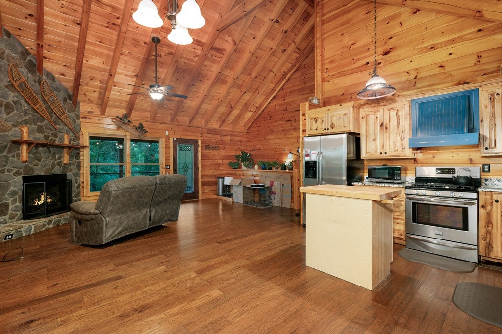 Ellijay, Georgia, 30540, United States, 3 Bedrooms Bedrooms, ,3 BathroomsBathrooms,Residential,For Sale,1837268
