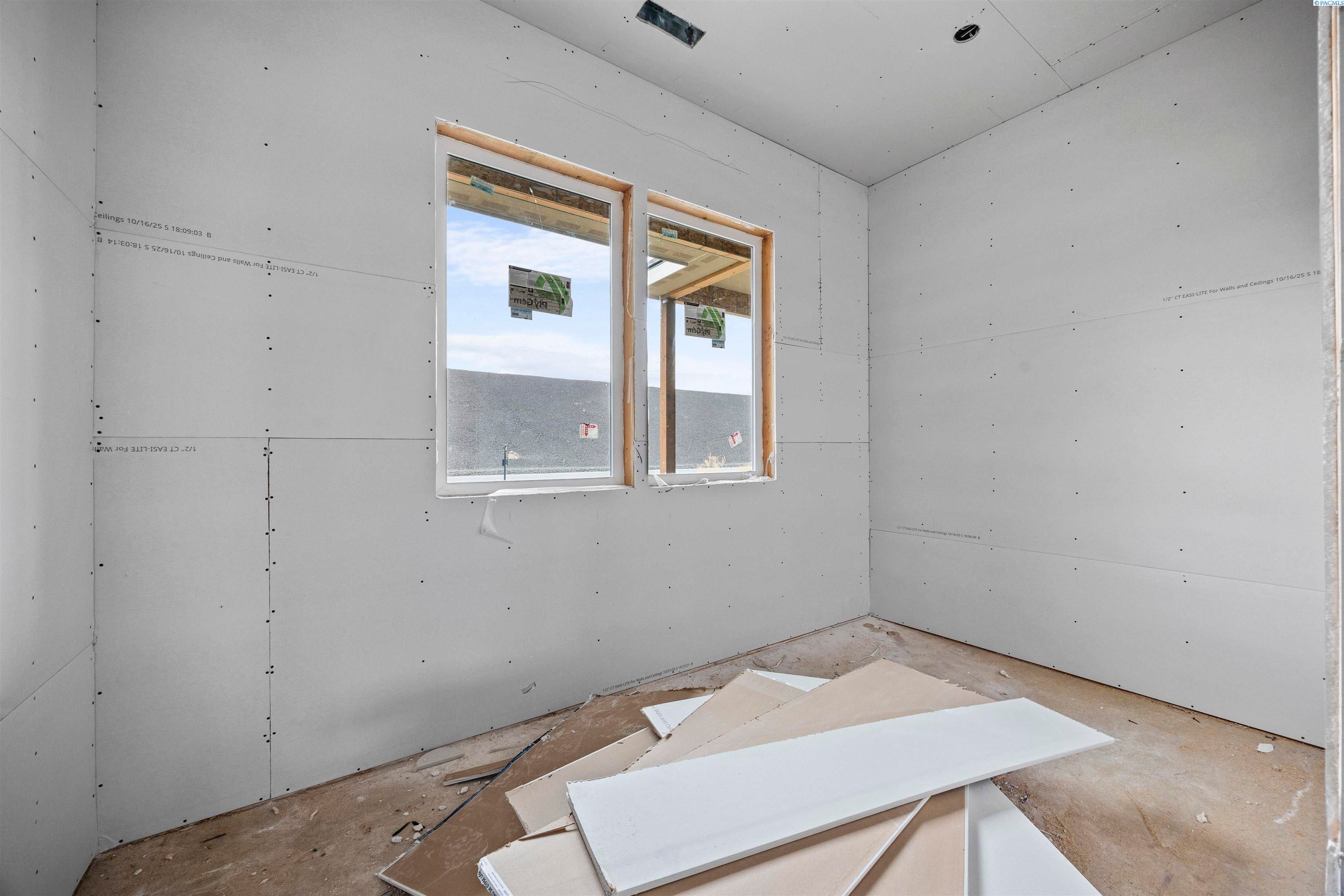 Pasco, Washington, 99301, United States, 4 Bedrooms Bedrooms, ,2 BathroomsBathrooms,Residential,For Sale,1978072