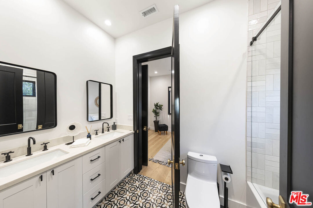 Los Angeles, California, 90048, United States, 4 Bedrooms Bedrooms, ,2 BathroomsBathrooms,Residential,For Sale,1862475