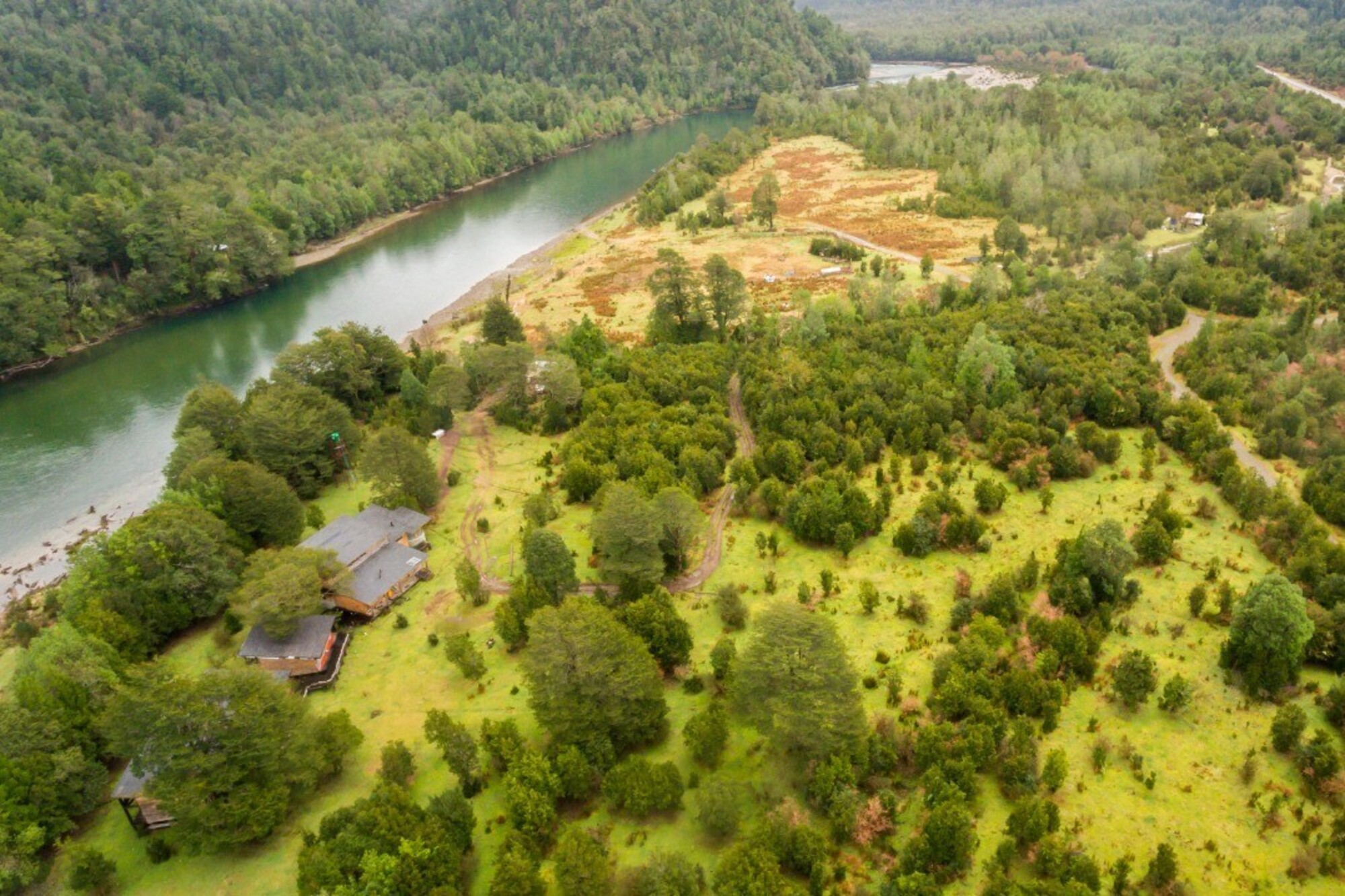  Lodge on 3 Hectares with 200 m of Cisnes Riverfront in the Aysén Region - 物件實景