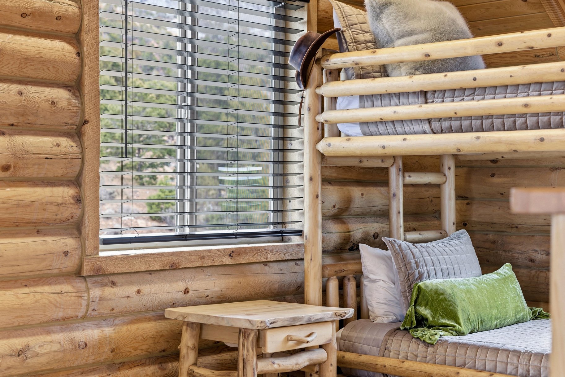  Renovated Log Cabin in Cedar Highlands with Wraparound Deck & Mountain Views - 物件實景