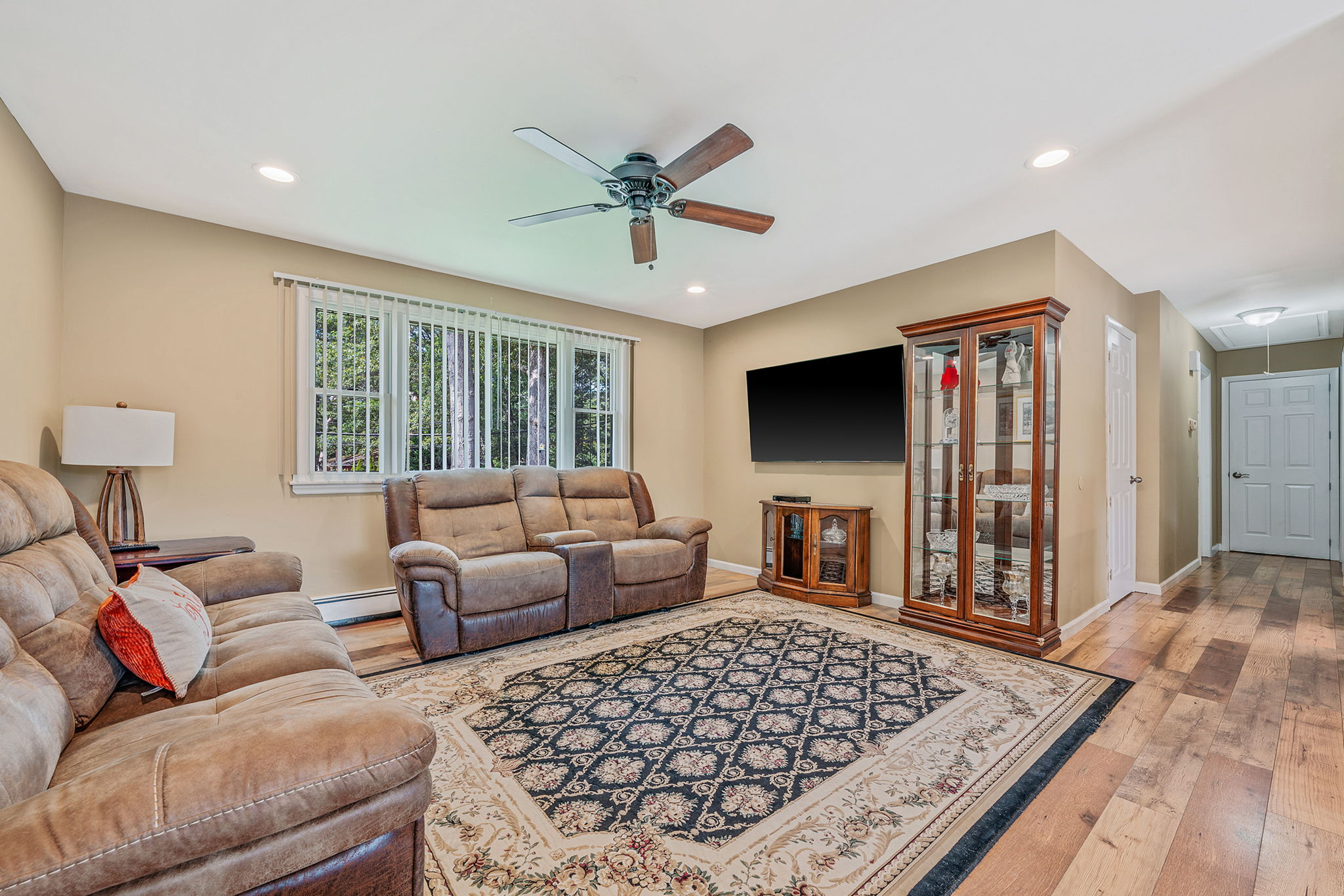 Holbrook, New York, 11741, United States, 4 Bedrooms Bedrooms, ,2 BathroomsBathrooms,Residential,For Sale,1921104