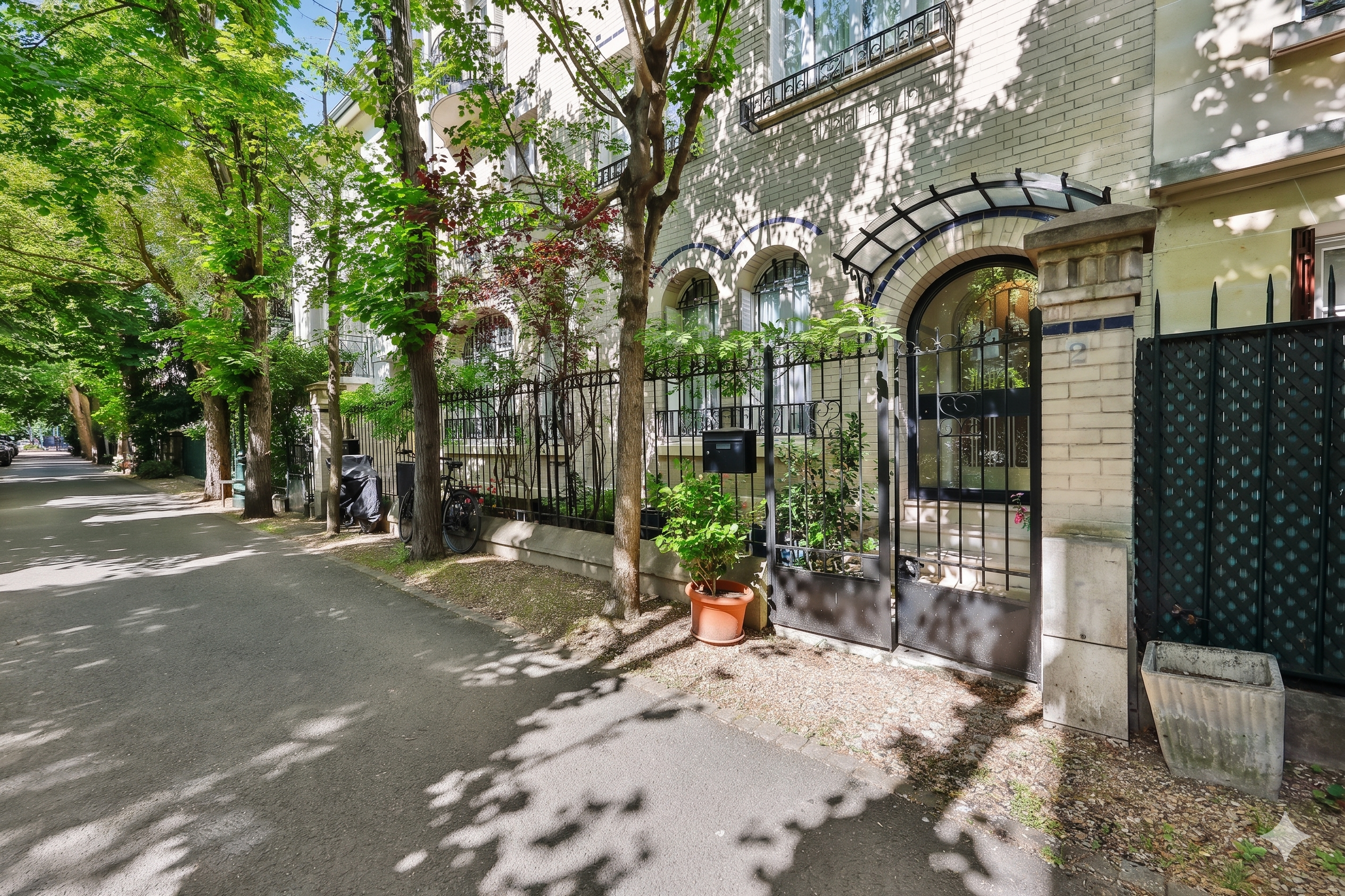  PARIS XVI - VILLAGE D