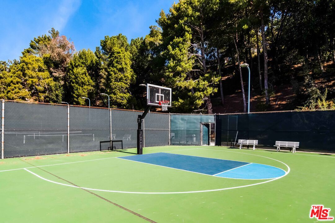 Los Angeles, California, 90077, United States, 5 Bedrooms Bedrooms, ,1 BathroomBathrooms,Residential,For Sale,1987970