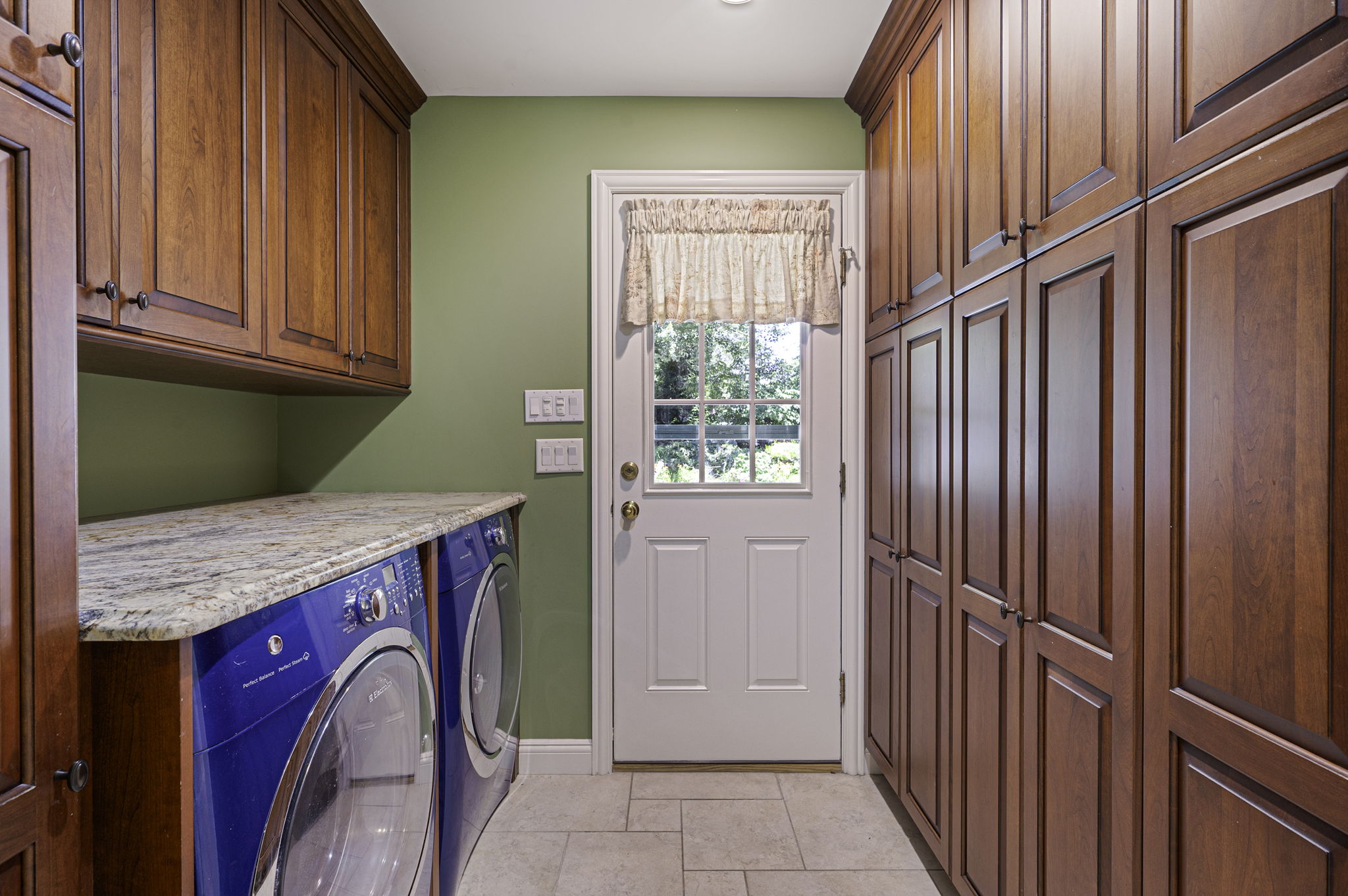 Mount Sinai, New York, 11766, United States, 4 Bedrooms Bedrooms, ,3 BathroomsBathrooms,Residential,For Sale,1924395