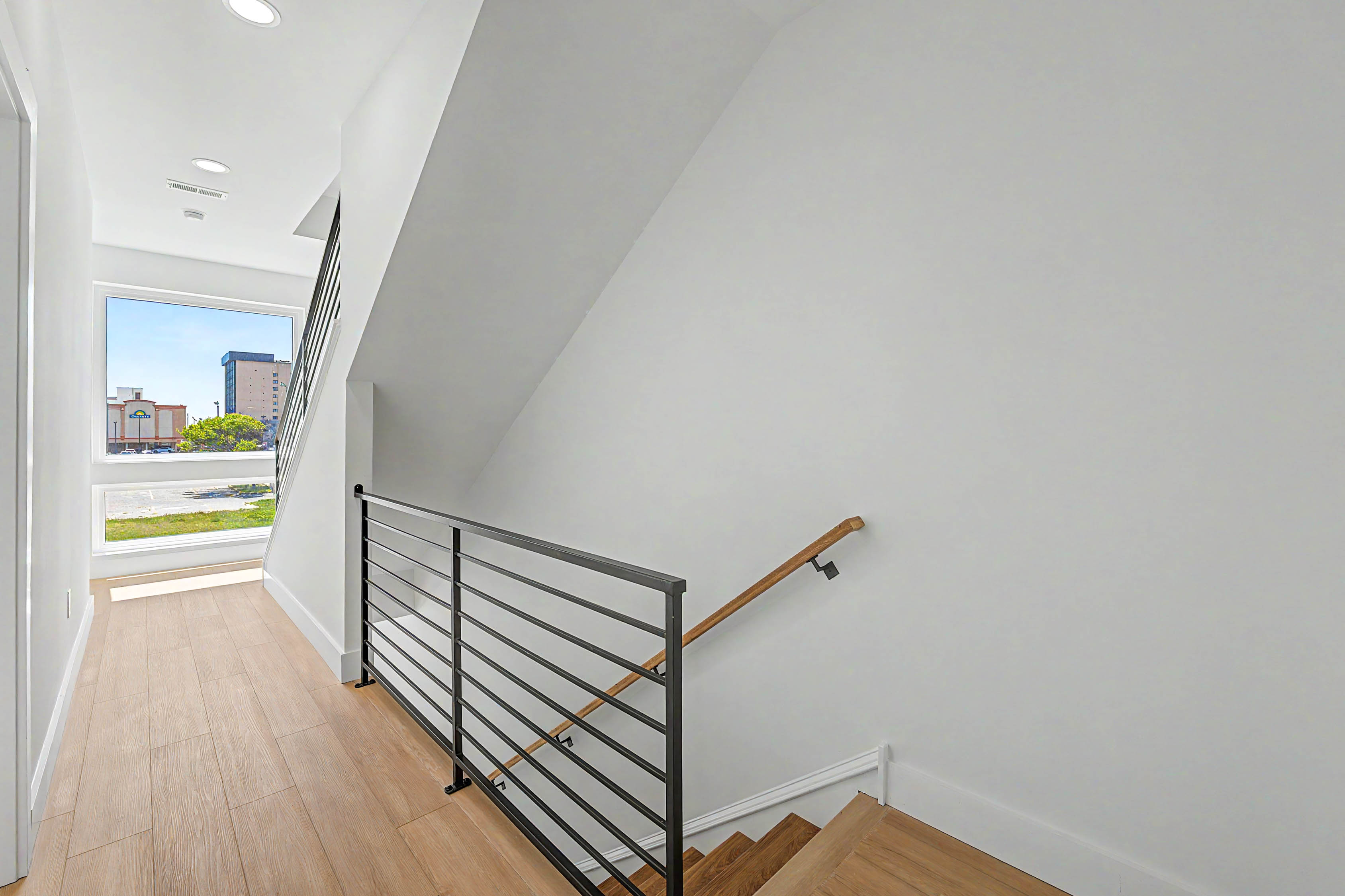  105 B Westminster Avenue - 物件實景