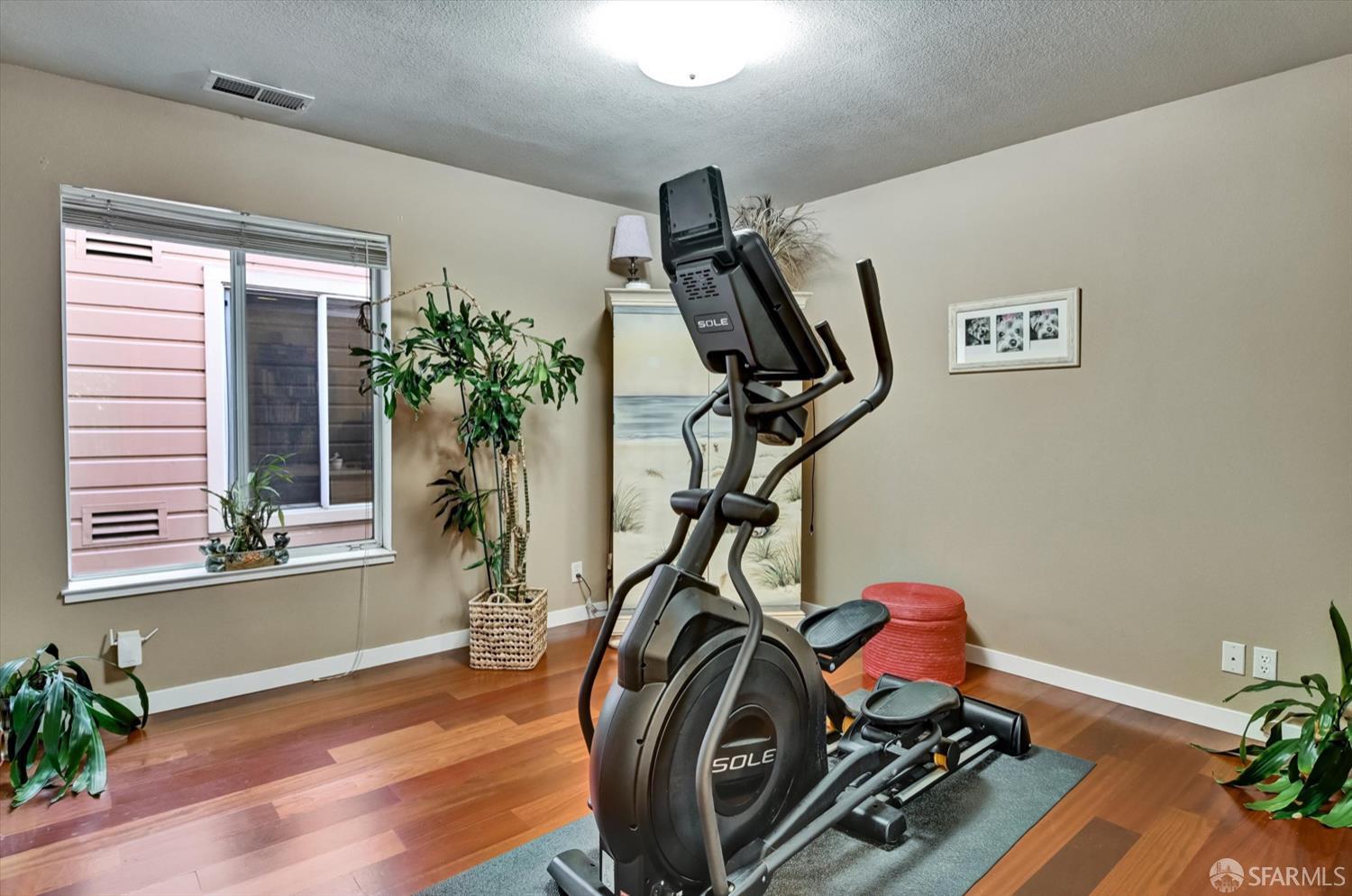 San Francisco, California, 94124, United States, 3 Bedrooms Bedrooms, ,2 BathroomsBathrooms,Residential,For Sale,1997310