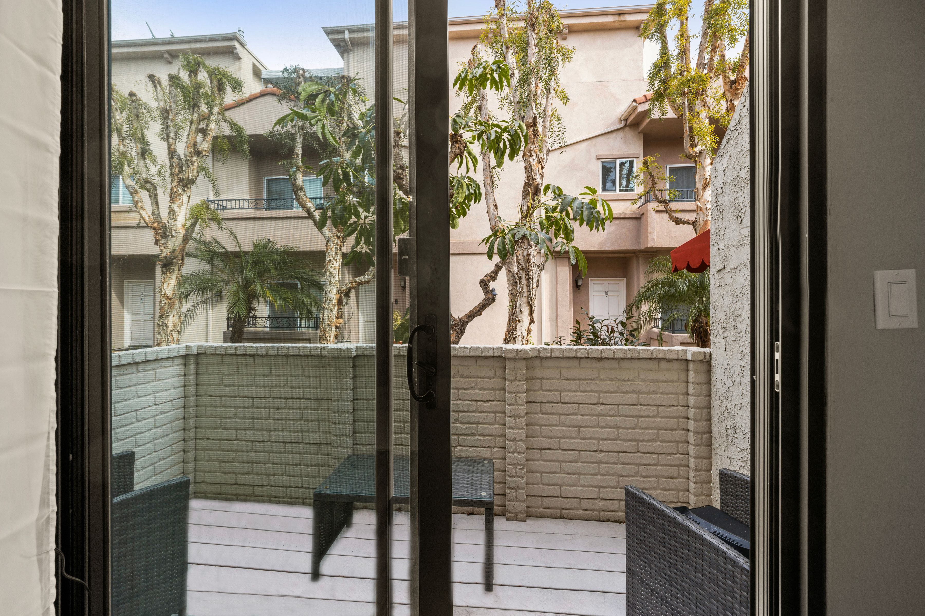  6540 Hayvenhurst Avenue #3 - 物件實景