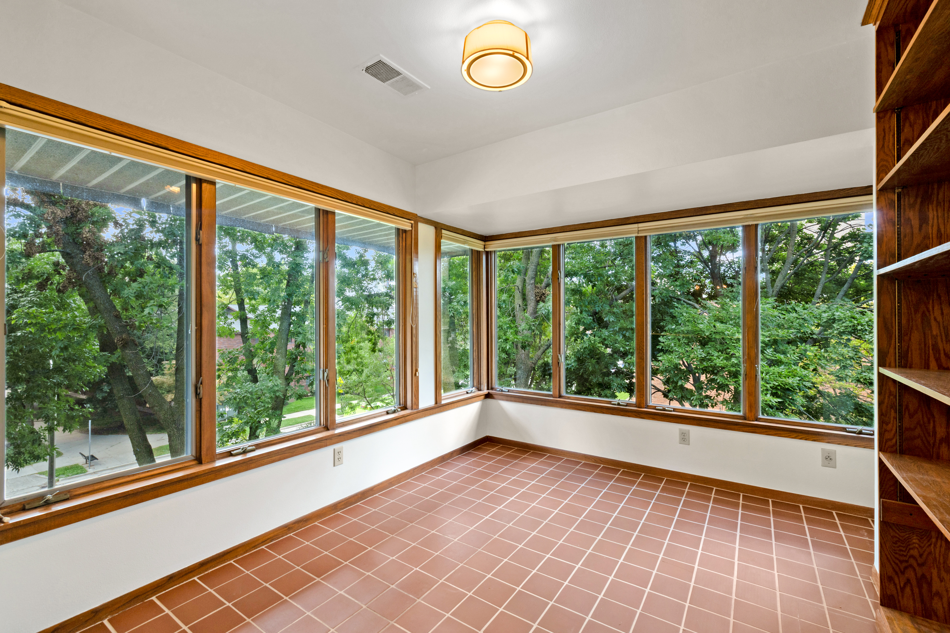  Hidden Urban Oasis: Two-Bedroom Condo with Pool & 2 Parking Spaces - 物件實景