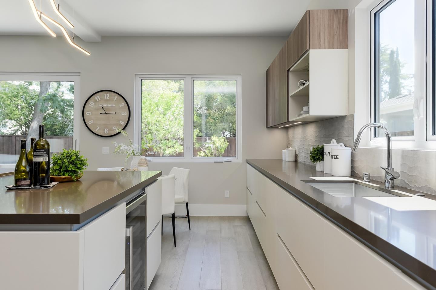 Menlo Park, California, 94025, United States, 5 Bedrooms Bedrooms, ,6 BathroomsBathrooms,Residential,For Sale,1927394