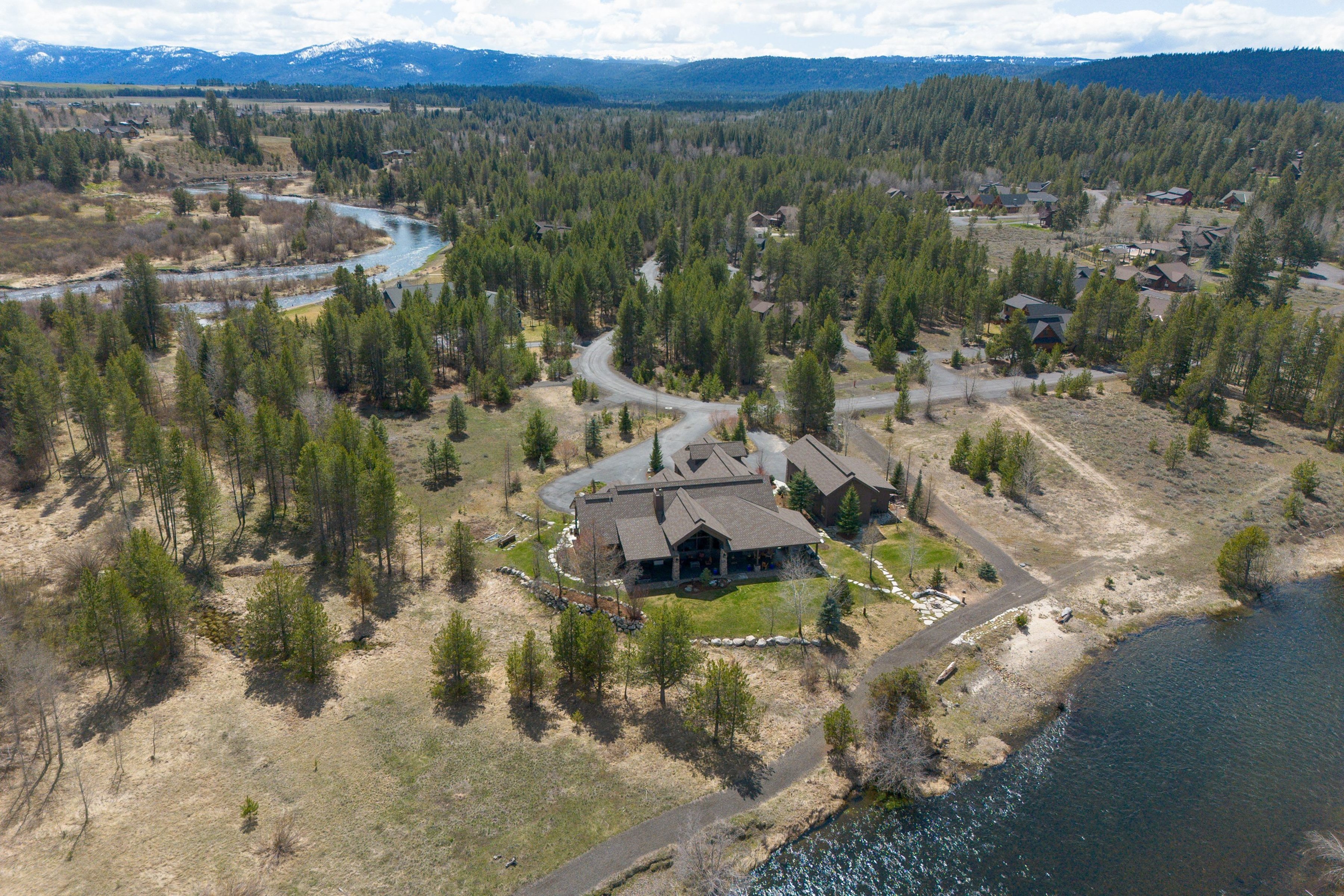  Stunning Home with Payette River Frontage on 2.66 Acres in McCall, Idaho - 物件實景