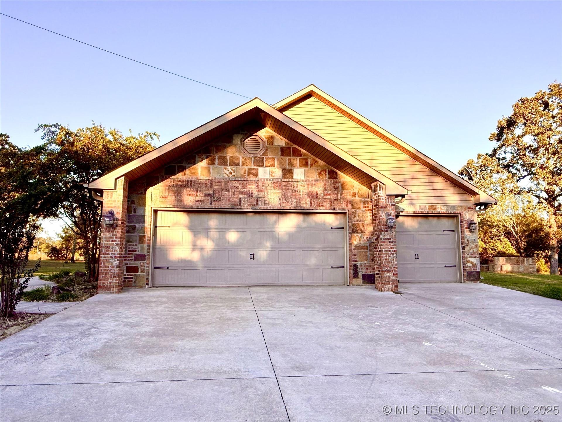 Checotah, Oklahoma, 74426, United States, 4 Bedrooms Bedrooms, ,4 BathroomsBathrooms,Residential,For Sale,1980942