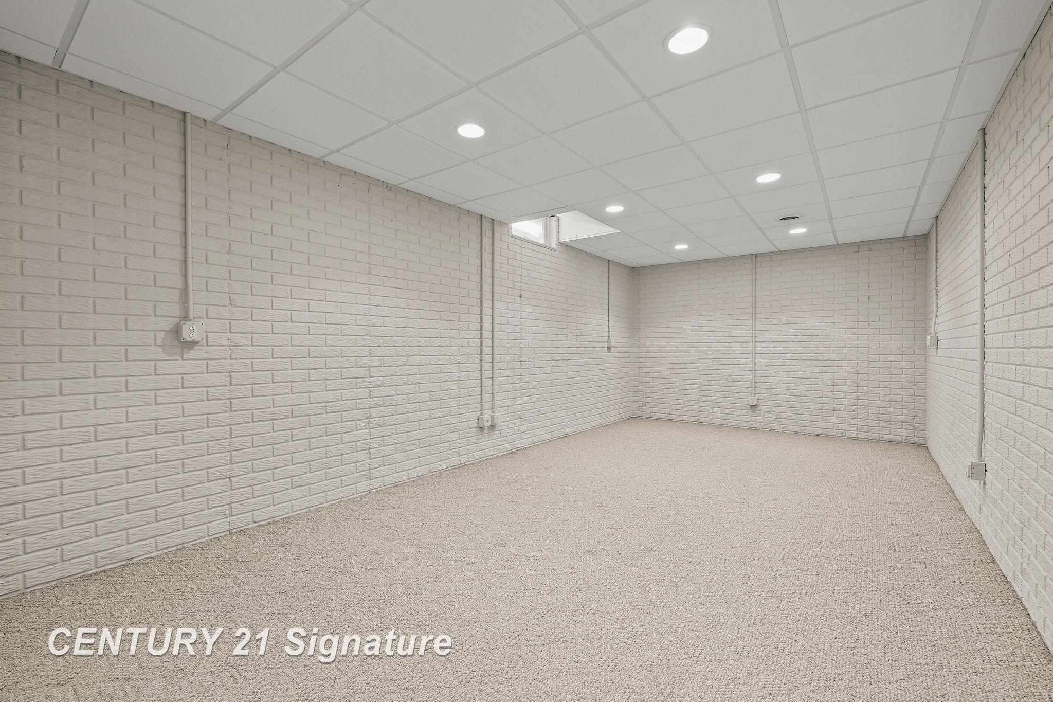 Freeland, Michigan, 48623, United States, 5 Bedrooms Bedrooms, ,4 BathroomsBathrooms,Residential,For Sale,1973671