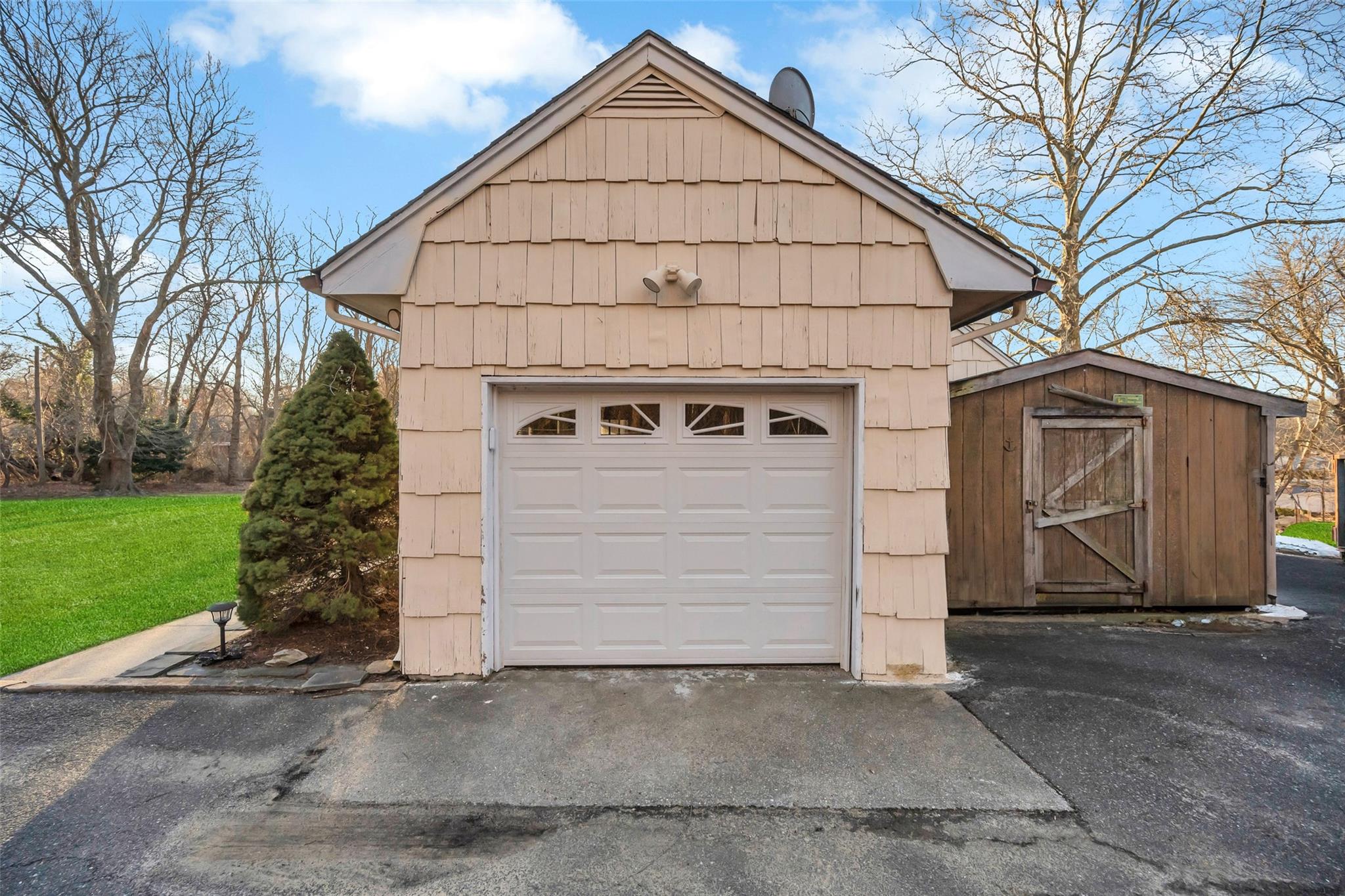 Hauppauge, New York, 11788, United States, 4 Bedrooms Bedrooms, ,2 BathroomsBathrooms,Residential,For Sale,1714342