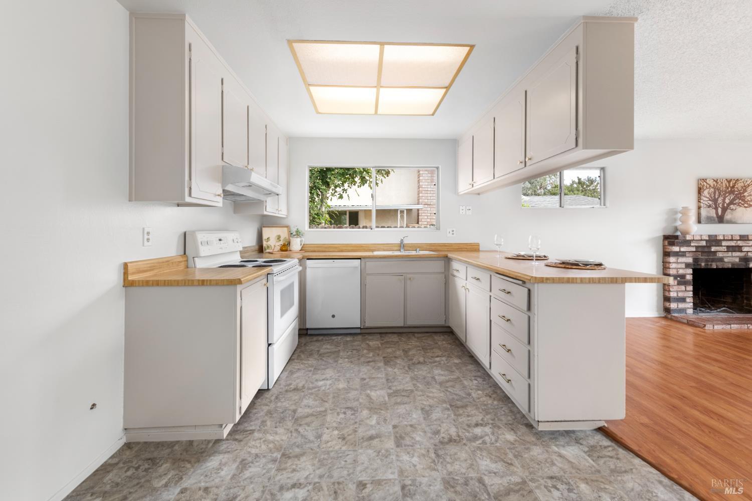 Vacaville, California, 95687, United States, 4 Bedrooms Bedrooms, ,2 BathroomsBathrooms,Residential,For Sale,1977124