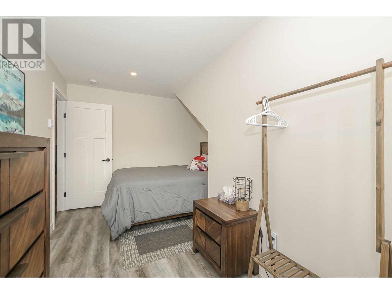 SICAMOUS, British Columbia, V0E 2V1, CA, 3 Bedrooms Bedrooms, ,3 BathroomsBathrooms,Residential,For Sale,1837122