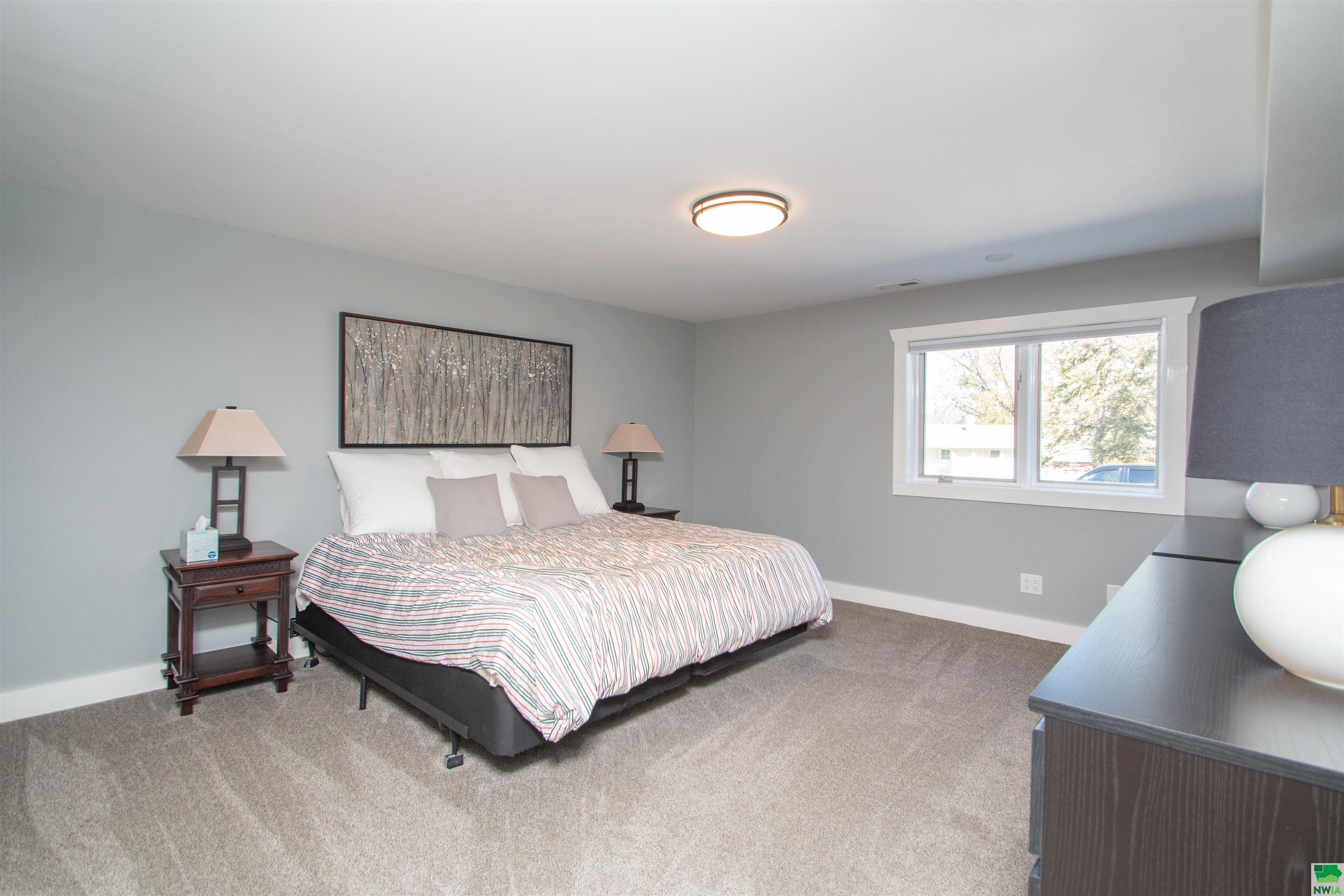 Sioux City, Iowa, 51104, United States, 5 Bedrooms Bedrooms, ,3 BathroomsBathrooms,Residential,For Sale,1921343