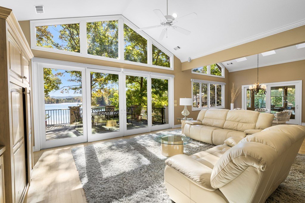 Hiawassee, Georgia, 30546, United States, 3 Bedrooms Bedrooms, ,4 BathroomsBathrooms,Residential,For Sale,1978454