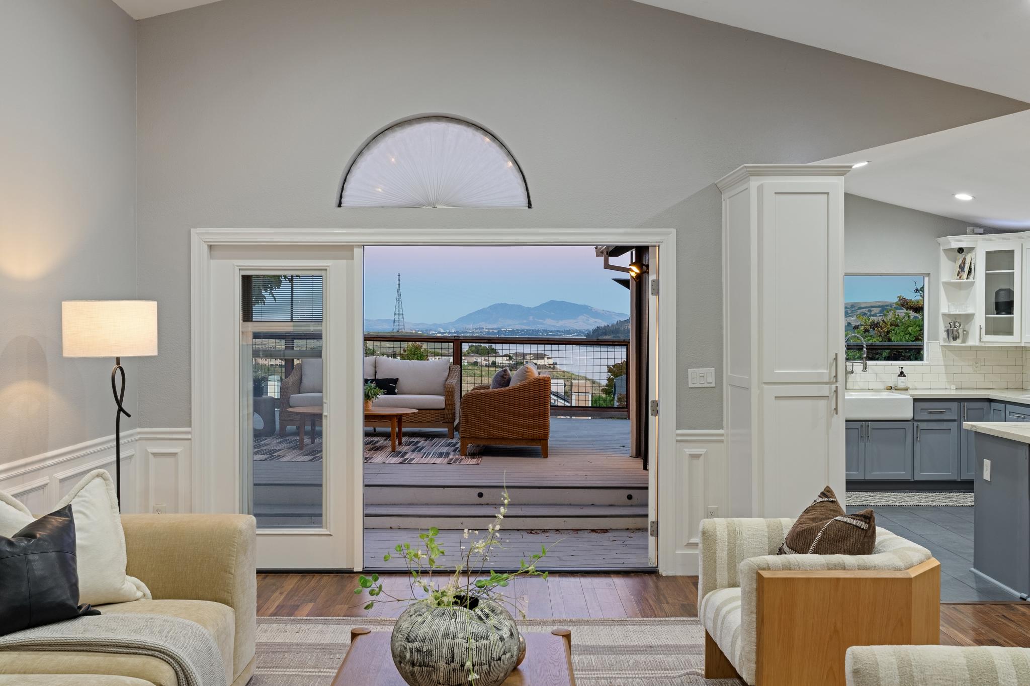  Beautifully Updated Home with Stunning Water Views - 物件實景
