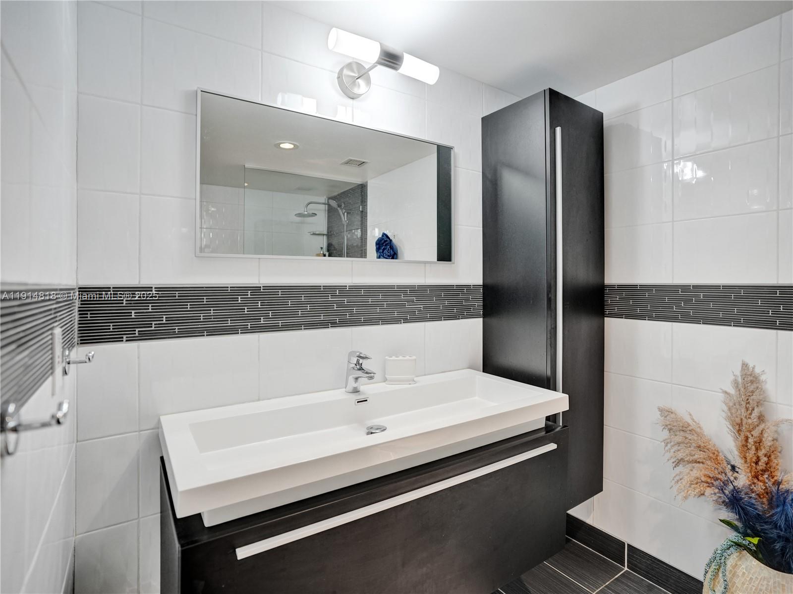 Hollywood, Florida, 33021, United States, 2 Bedrooms Bedrooms, ,3 BathroomsBathrooms,Residential,For Sale,1997464