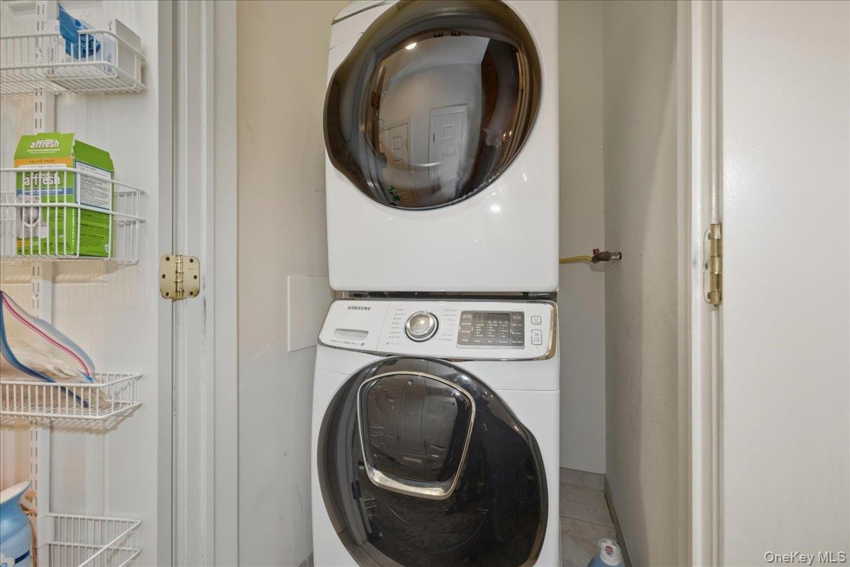 East Meadow, New York, 11554, United States, 2 Bedrooms Bedrooms, ,2 BathroomsBathrooms,Residential,For Sale,1958127