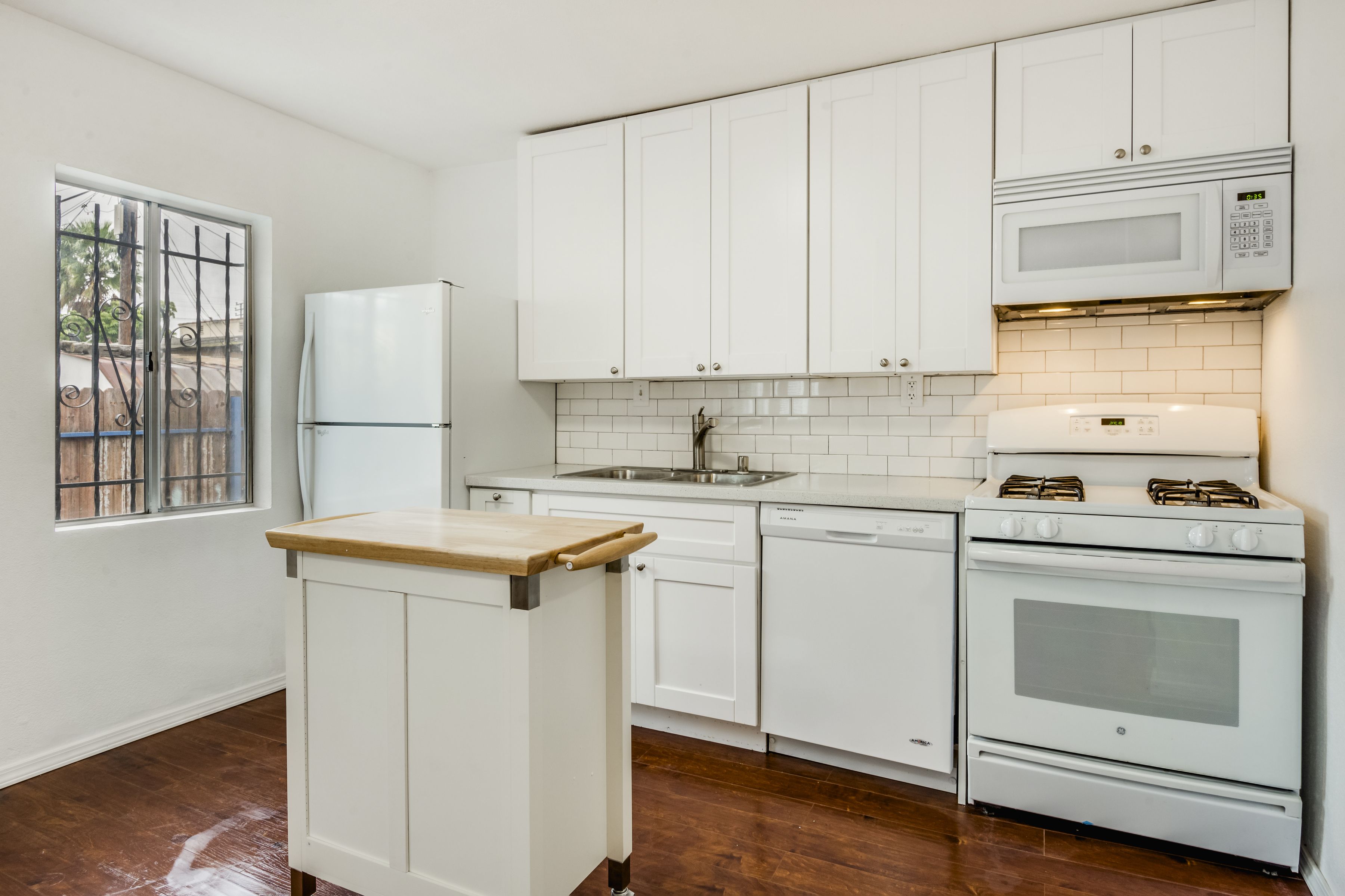  1742 W 36th St - 物件實景