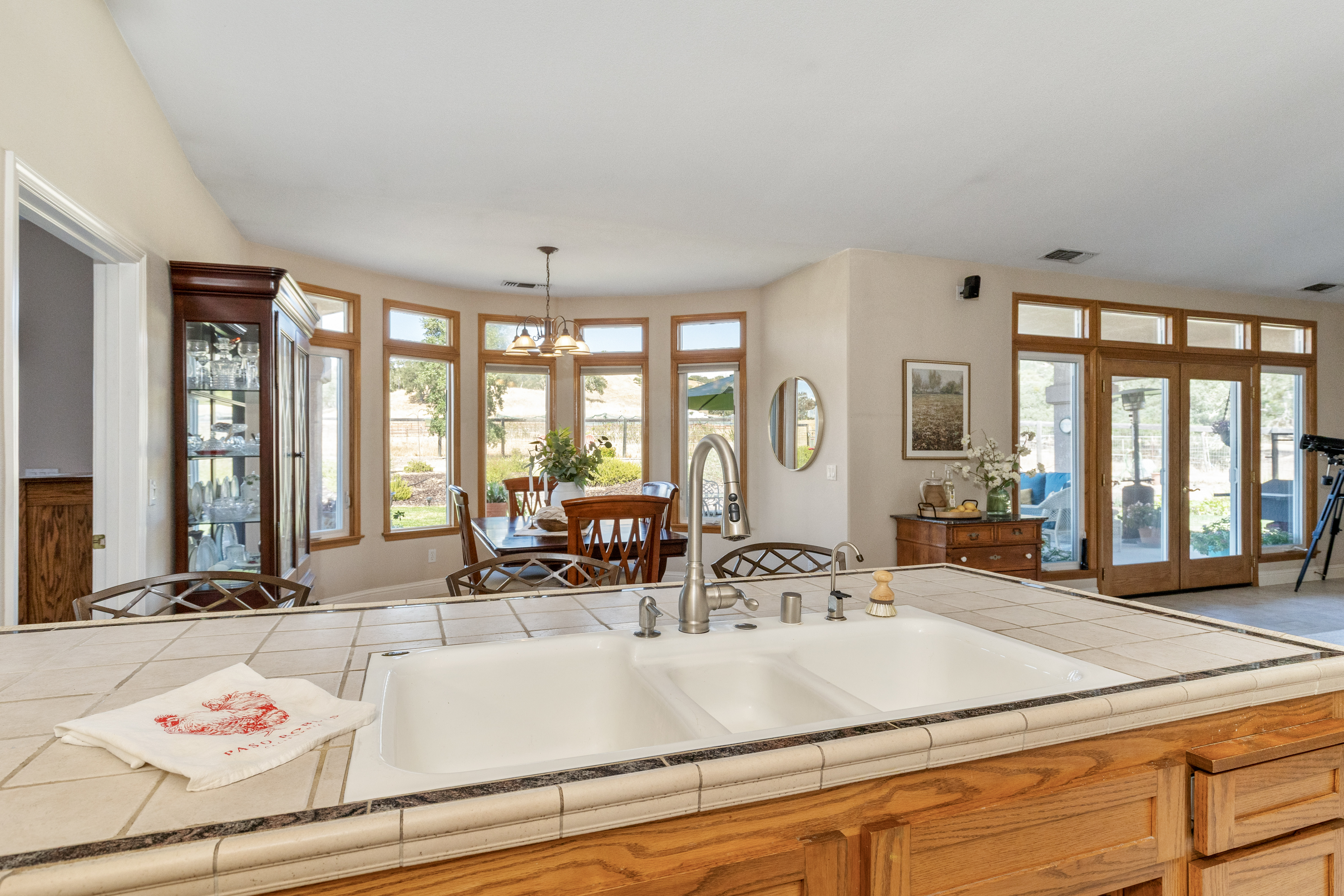  Stunning Lake Nacimiento Retreat with 6-Car Garage, Workshop & RV/Boat Parking - 物件實景