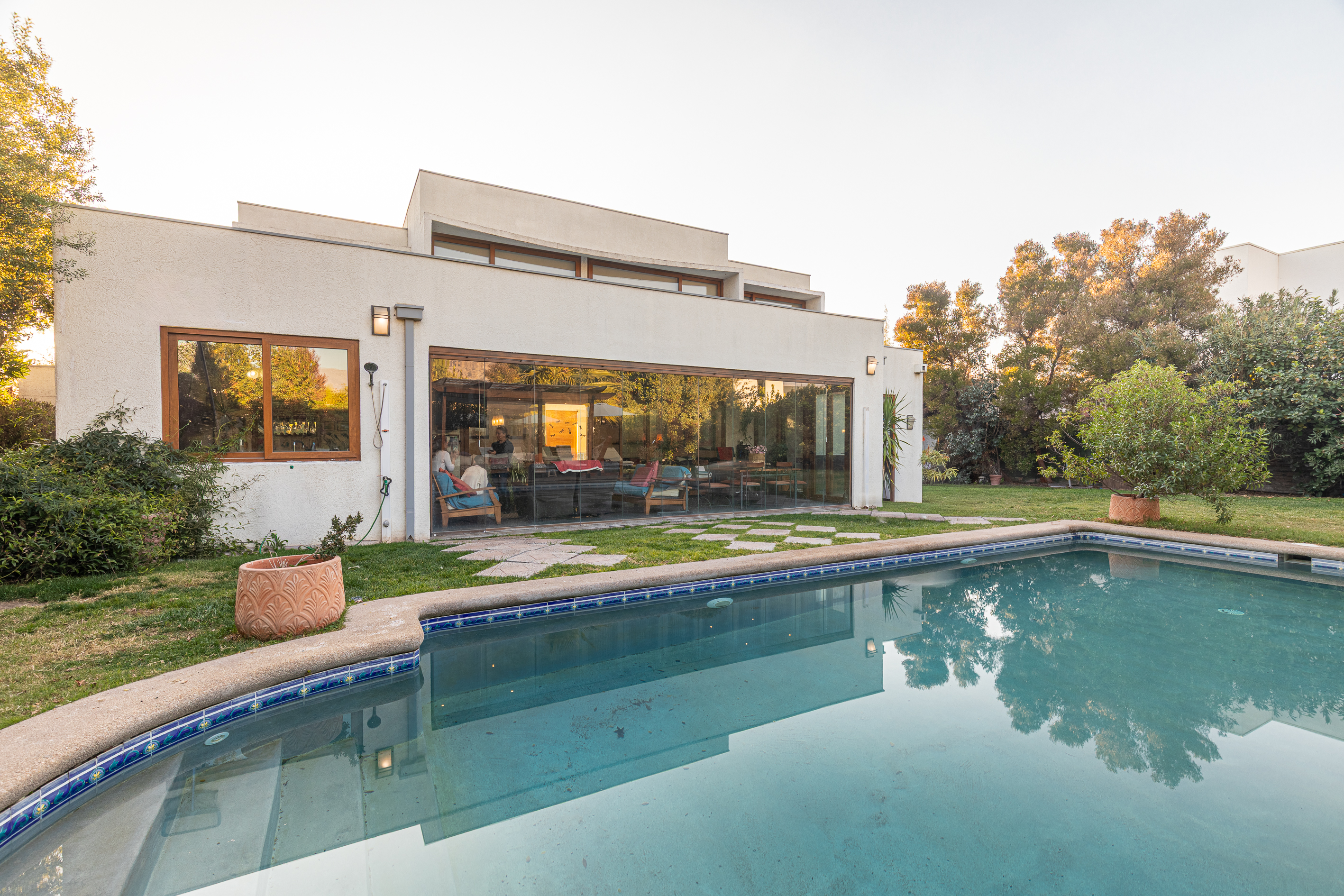  4-Bedroom Home in a Well-Established Gated Community - 物件實景