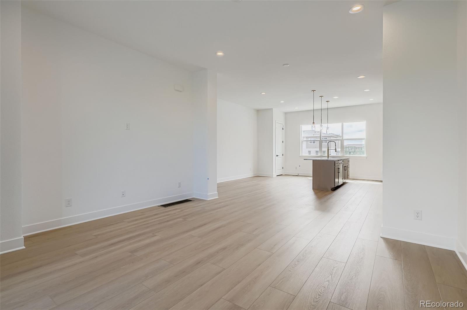 Aurora, Colorado, 80019, United States, 4 Bedrooms Bedrooms, ,4 BathroomsBathrooms,Residential,For Sale,1902538