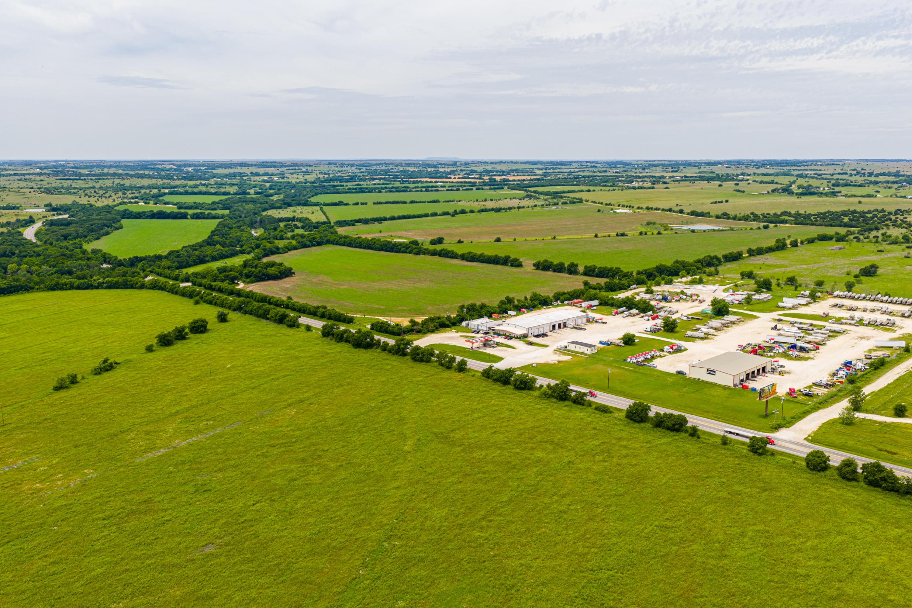  667 Acre Development Property With Two Miles Of Highway Frontage - 物件實景