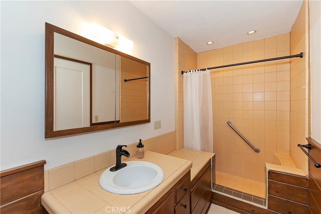 Lake Arrowhead, California, 92352, United States, 4 Bedrooms Bedrooms, ,3 BathroomsBathrooms,Residential,For Sale,1975175