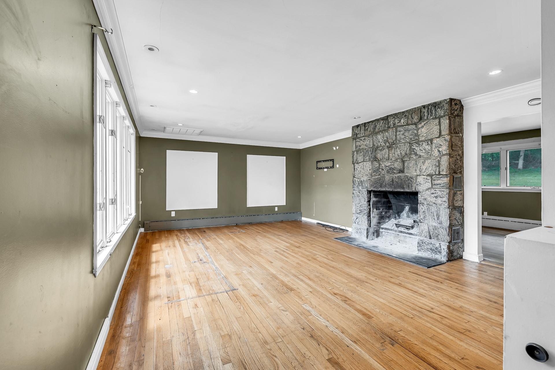 Huntington, New York, 11743, United States, 4 Bedrooms Bedrooms, ,3 BathroomsBathrooms,Residential,For Sale,1895271