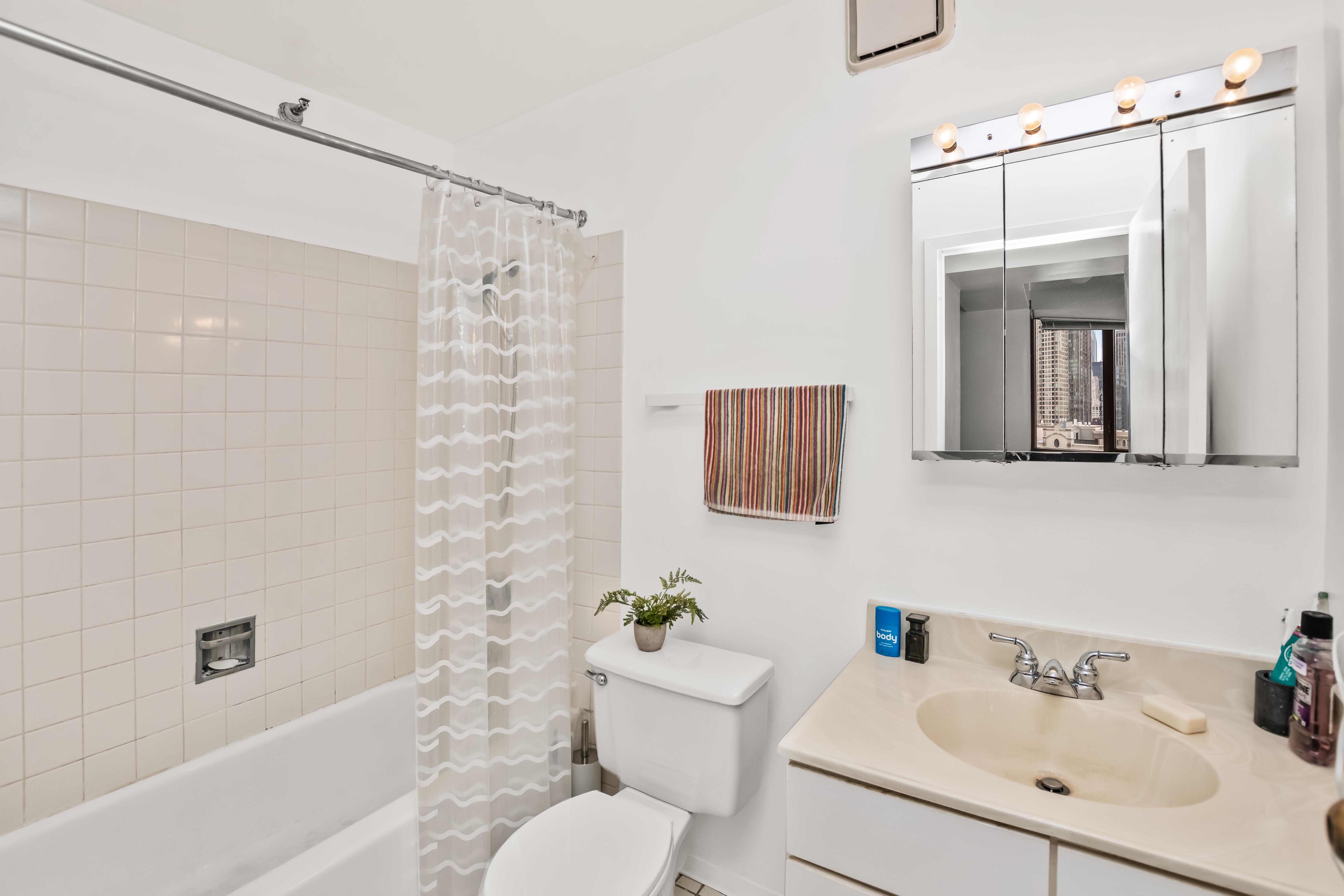  Experience Elevated City Living in this Spacious Southwest Corner Condo - 物件實景