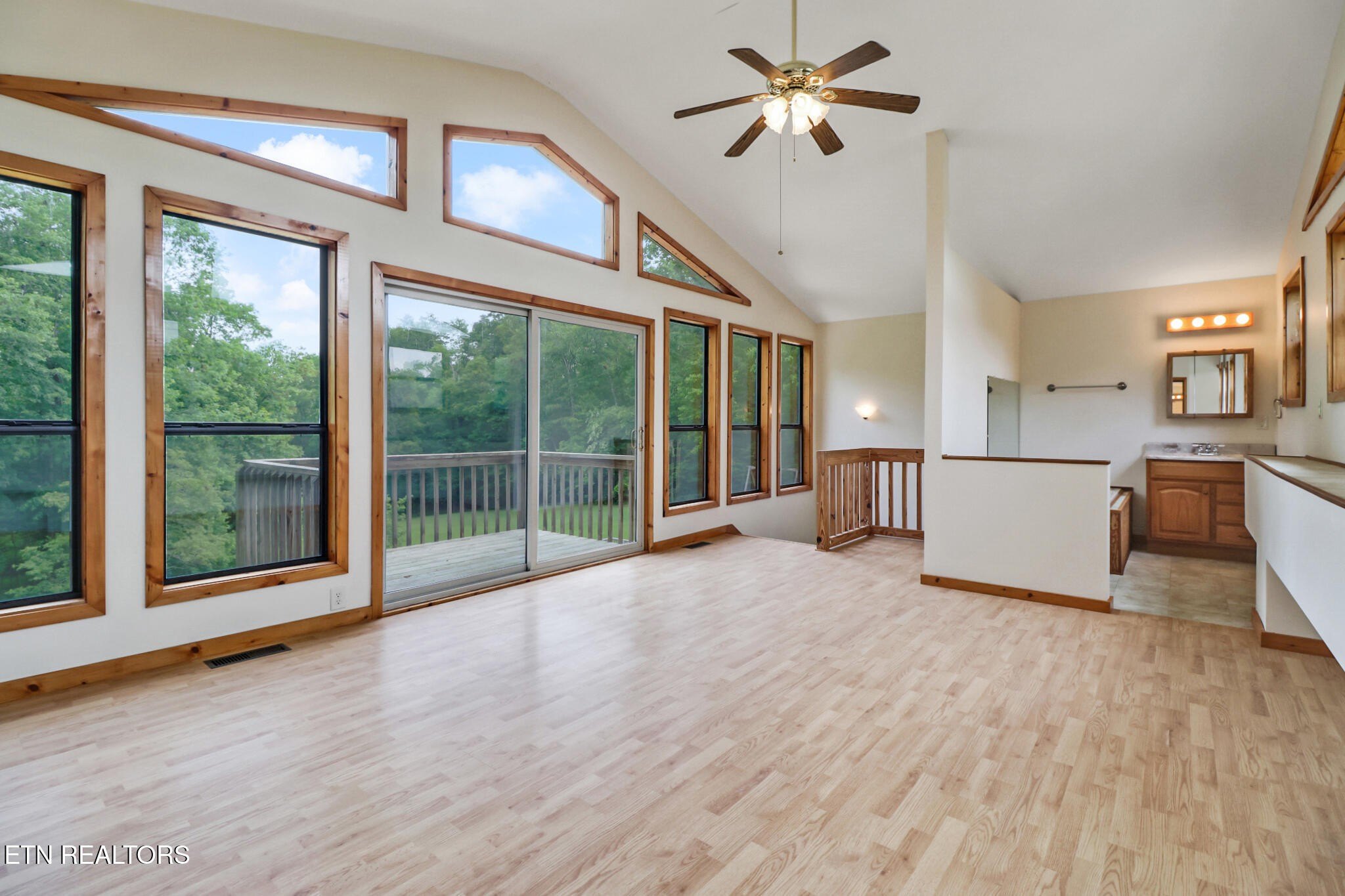 Crossville, Tennessee, 38571, United States, 3 Bedrooms Bedrooms, ,4 BathroomsBathrooms,Residential,For Sale,1979710