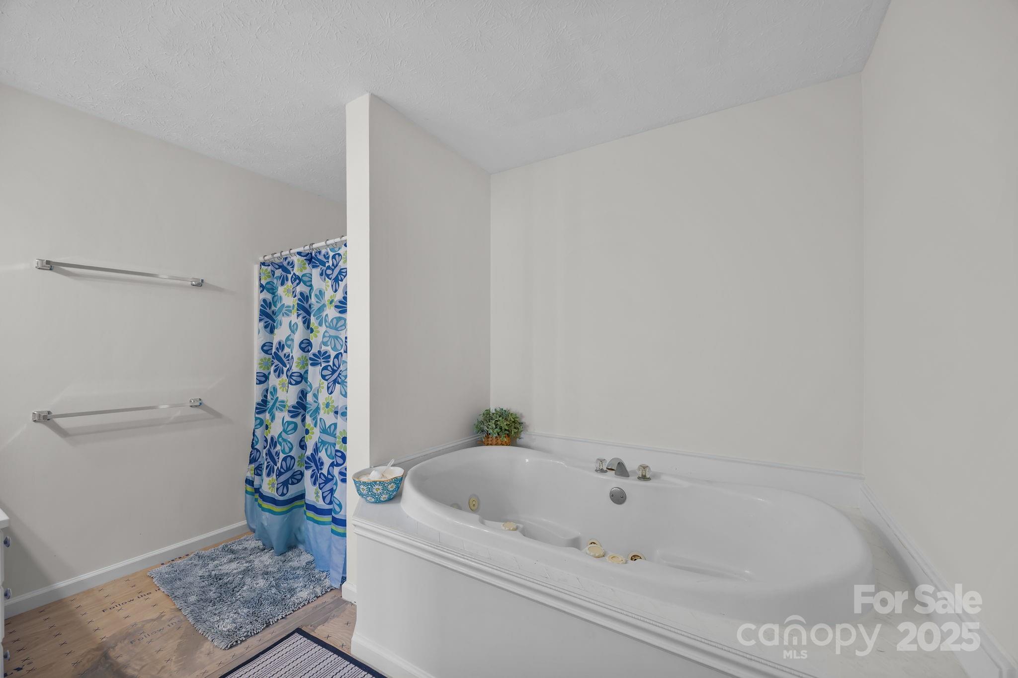 Fairview, North Carolina, 28730, United States, 3 Bedrooms Bedrooms, ,2 BathroomsBathrooms,Residential,For Sale,1991257