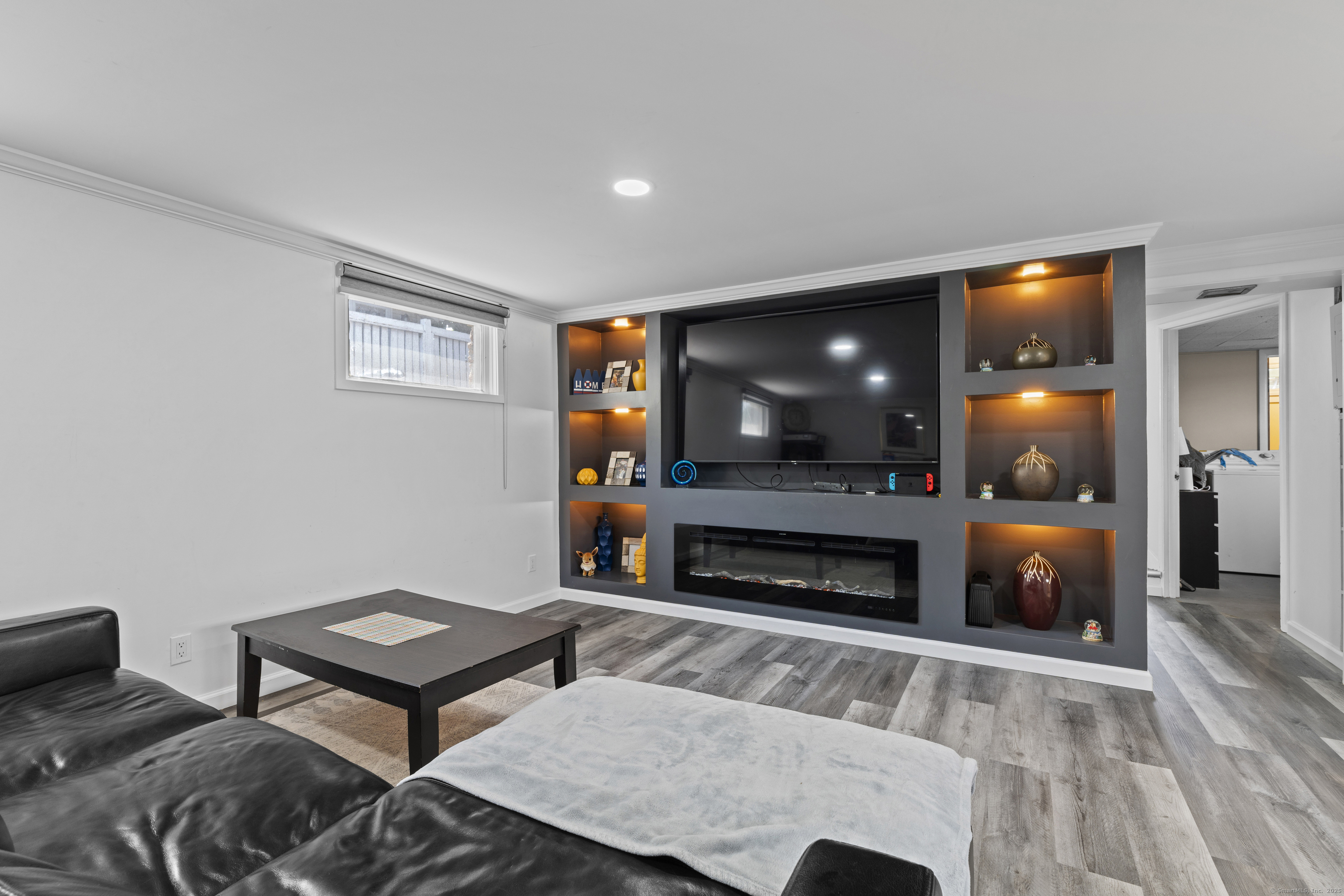 Milford, Connecticut, 06460, United States, 3 Bedrooms Bedrooms, ,2 BathroomsBathrooms,Residential,For Sale,1896652