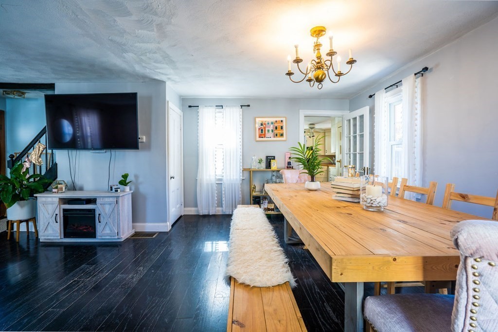 Milton, Massachusetts, 02186, United States, 3 Bedrooms Bedrooms, ,2 BathroomsBathrooms,Residential,For Sale,1921891