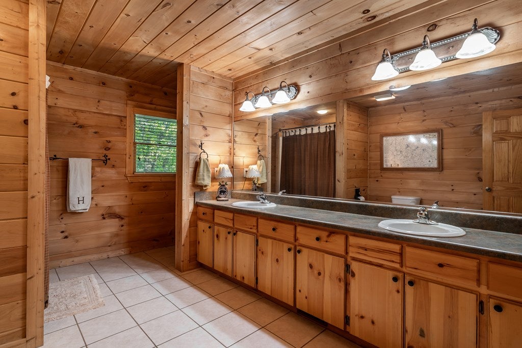 Mineral Bluff, Georgia, 30559, United States, 3 Bedrooms Bedrooms, ,3 BathroomsBathrooms,Residential,For Sale,1986292