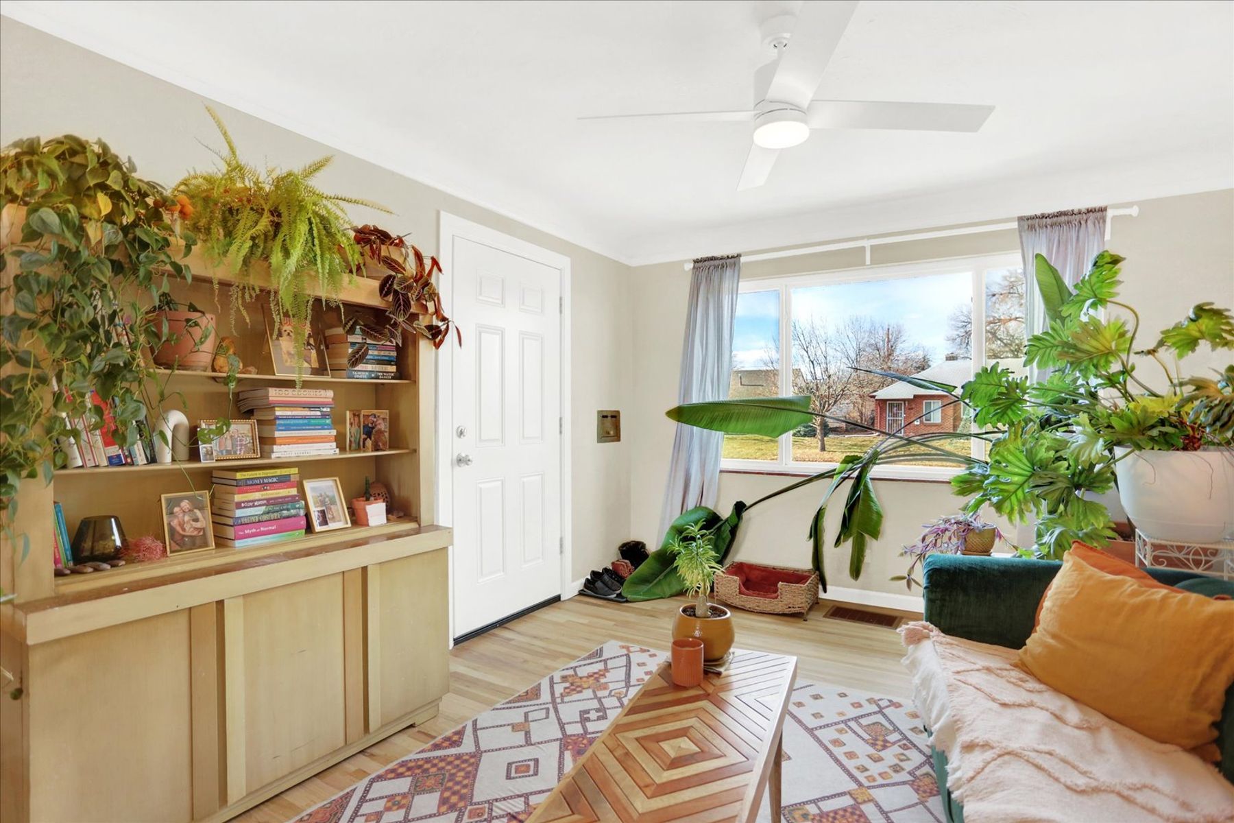  Athmar Park Gem: Newly Remodeled 3-Bed with Basement, Yard & Oversized Garage - 物件實景