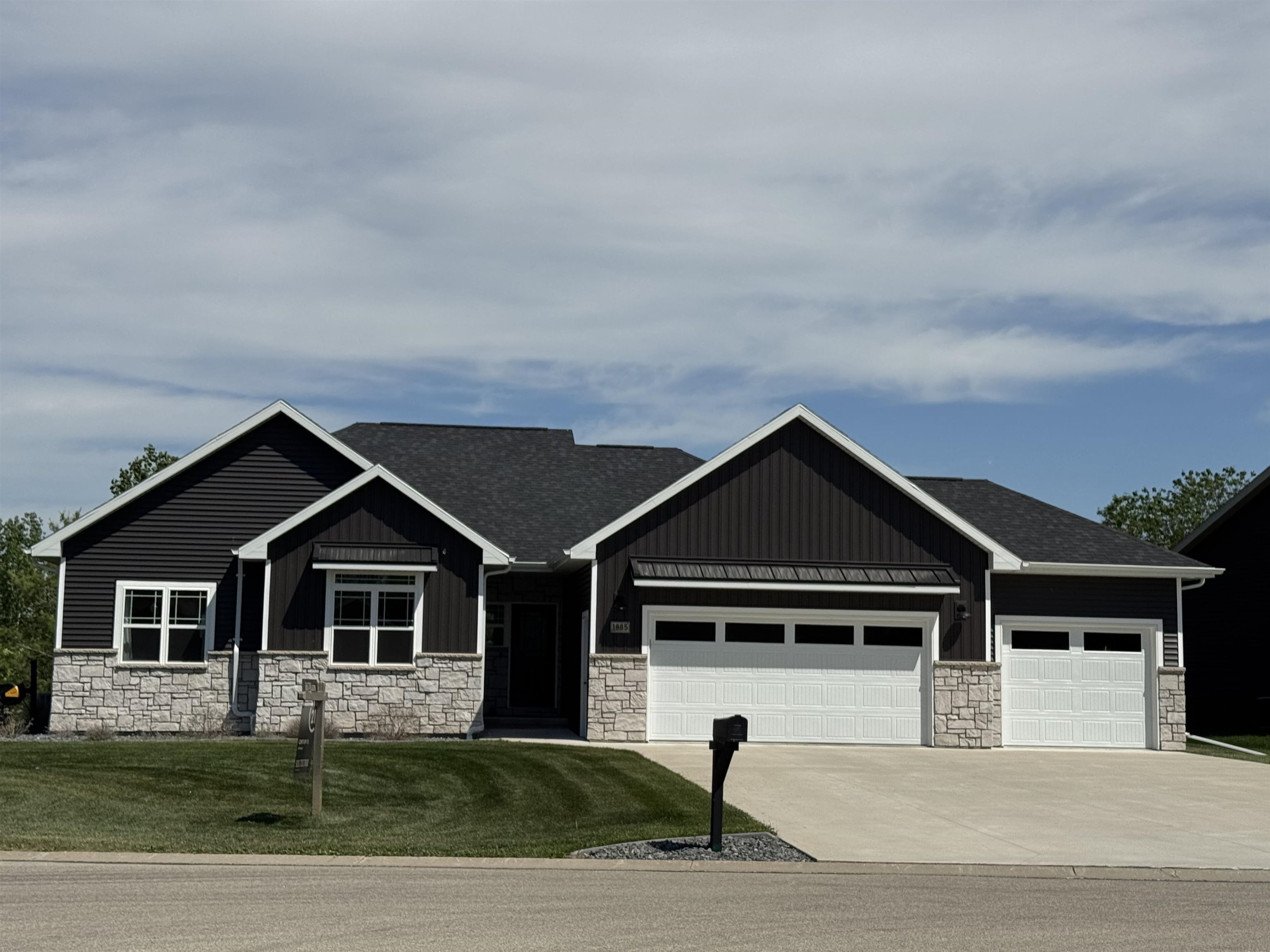 Neenah, Wisconsin, 54956-8964, United States, 4 Bedrooms Bedrooms, ,3 BathroomsBathrooms,Residential,For Sale,1846194