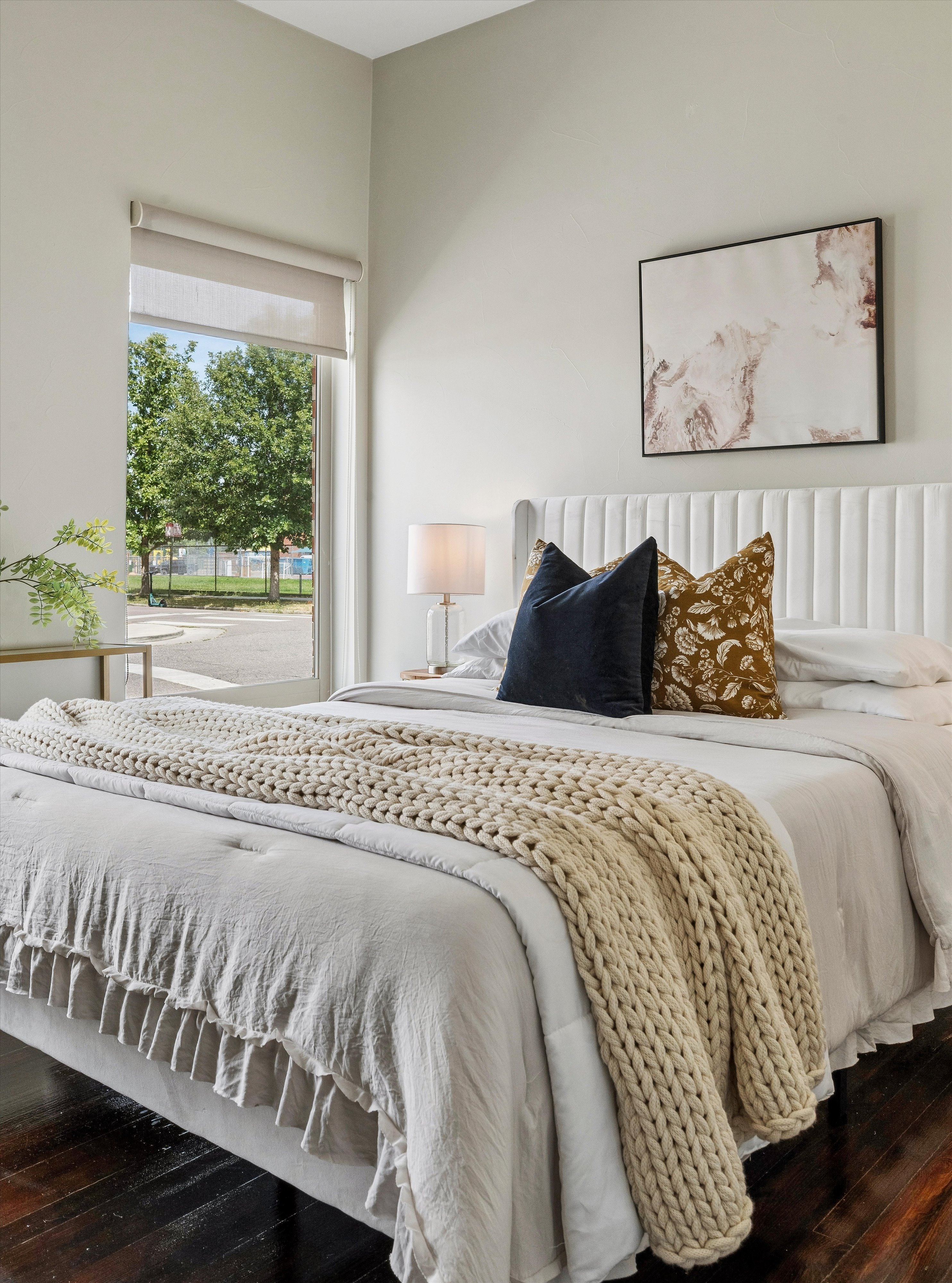  Beautifully updated residence, timeless architectural character & modern comfort - 物件實景