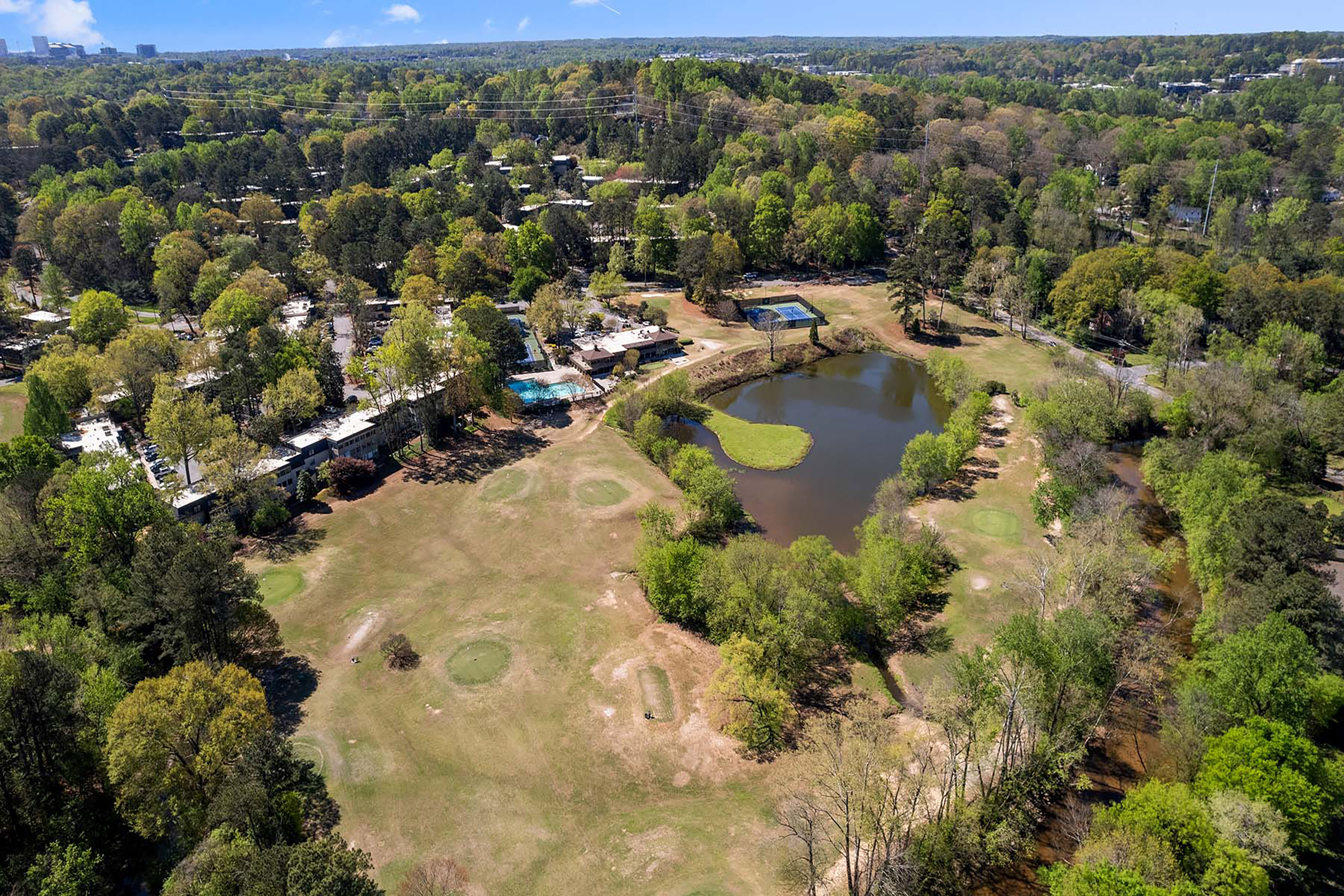  Spacious Three Bedroom, Two Bathroom Condo Offers Resort-style Living - 物件實景