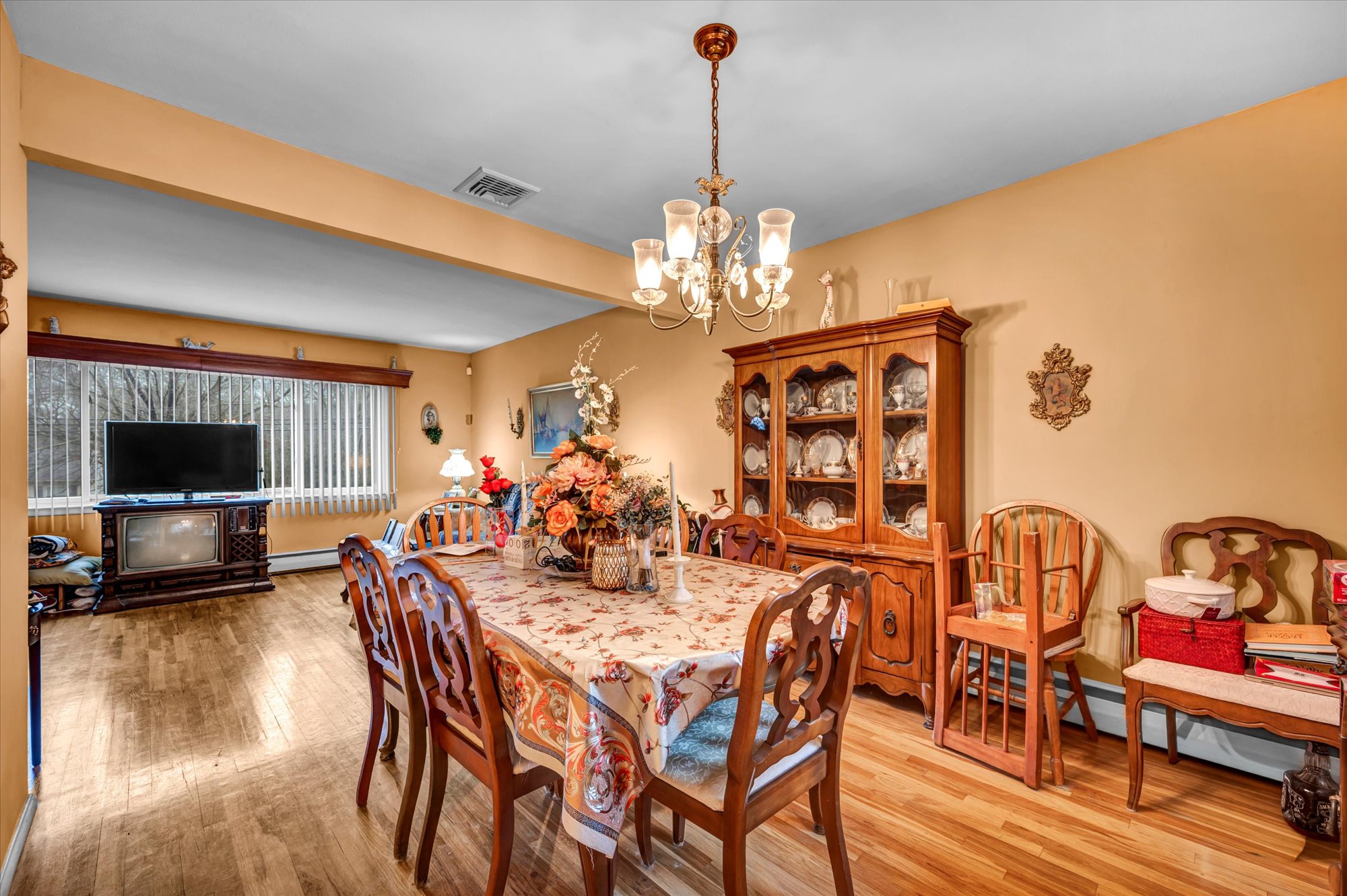 Trumbull, Connecticut, 06611, United States, 3 Bedrooms Bedrooms, ,2 BathroomsBathrooms,Residential,For Sale,1999196