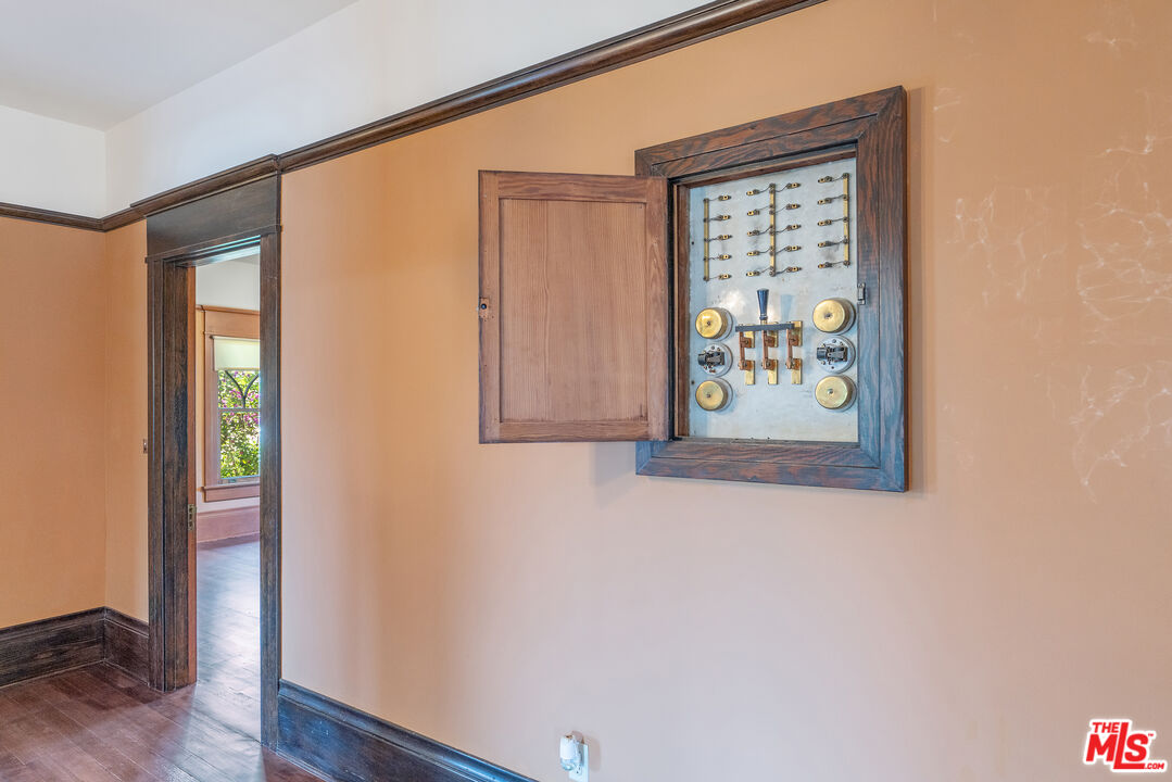 Los Angeles, California, 90006, United States, 6 Bedrooms Bedrooms, ,5 BathroomsBathrooms,Residential,For Sale,1883118