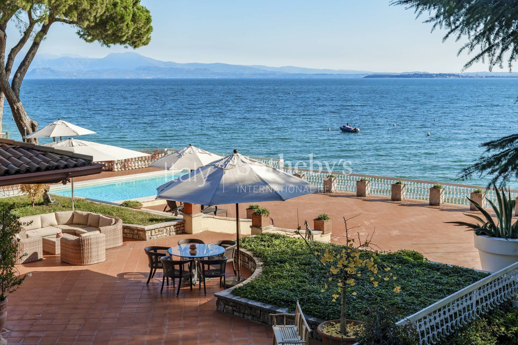  Prestigious lakefront estate with private boathouse and dock - 物件實景