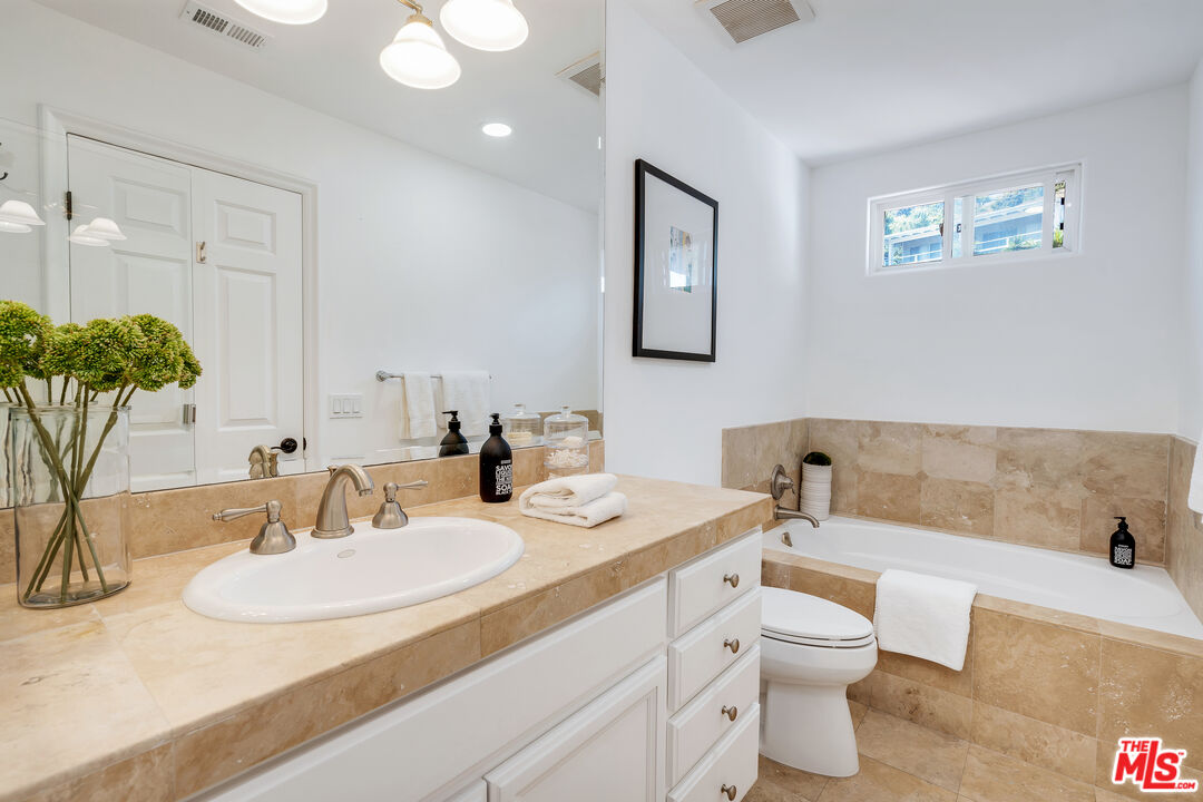 Malibu, California, 90265, United States, 2 Bedrooms Bedrooms, ,3 BathroomsBathrooms,Residential,For Sale,1902662