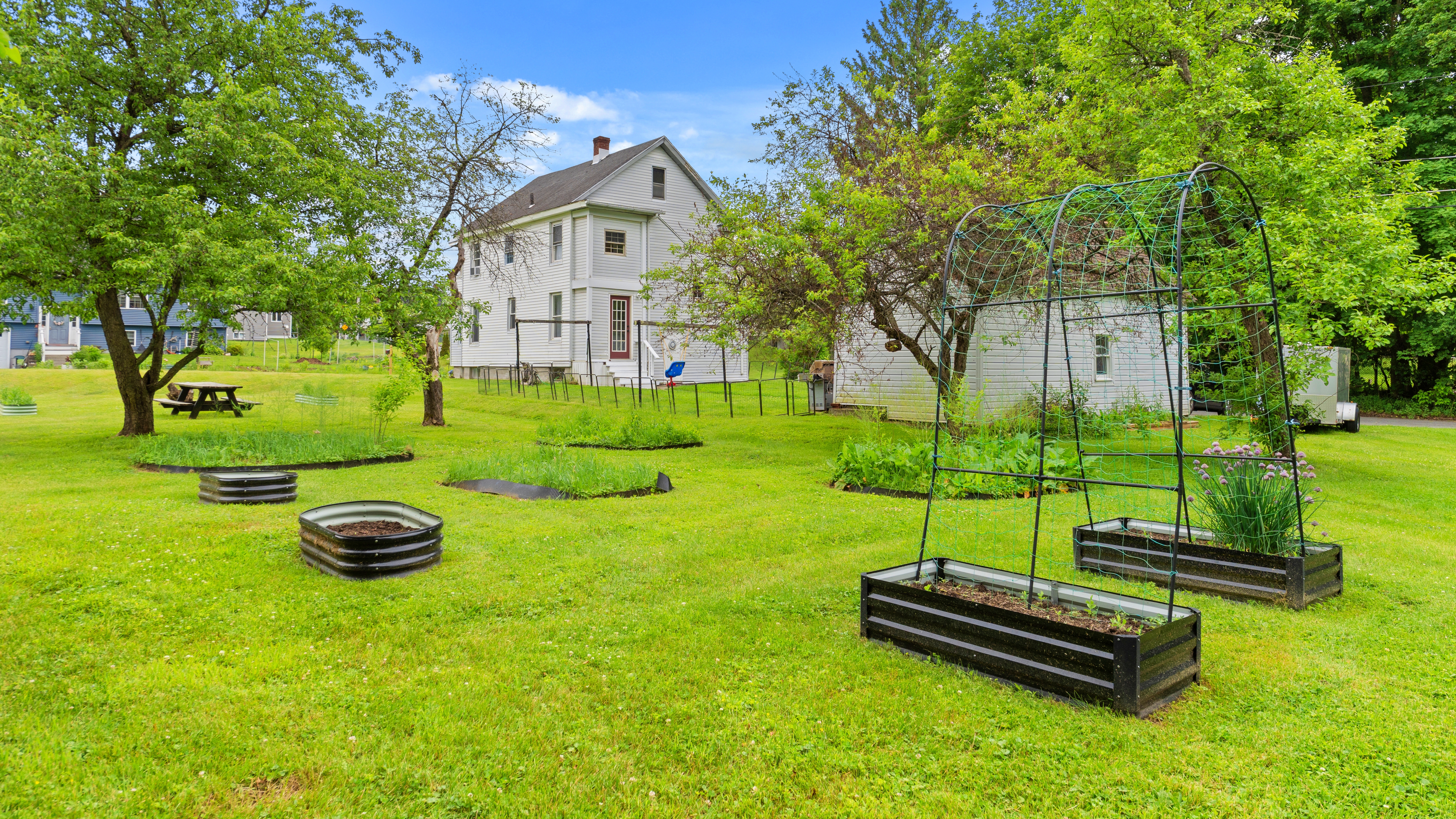  Classic New England Farmhouse with Exceptional Yard - 物件實景