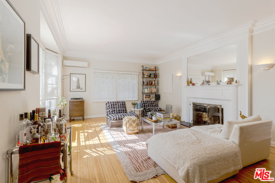 Los Angeles, California, 90005, United States, 8 Bedrooms Bedrooms, ,Residential,For Sale,1932370