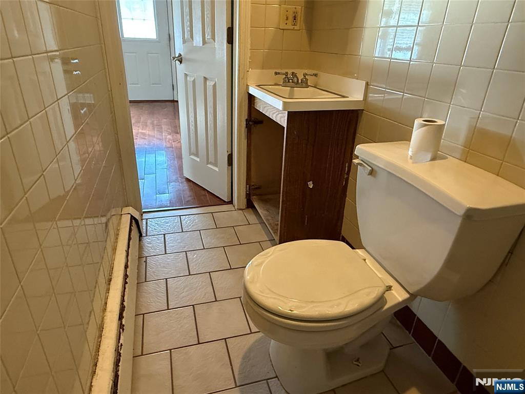 Kearny, New Jersey, 07032, United States, 3 Bedrooms Bedrooms, ,2 BathroomsBathrooms,Residential,For Sale,1927539