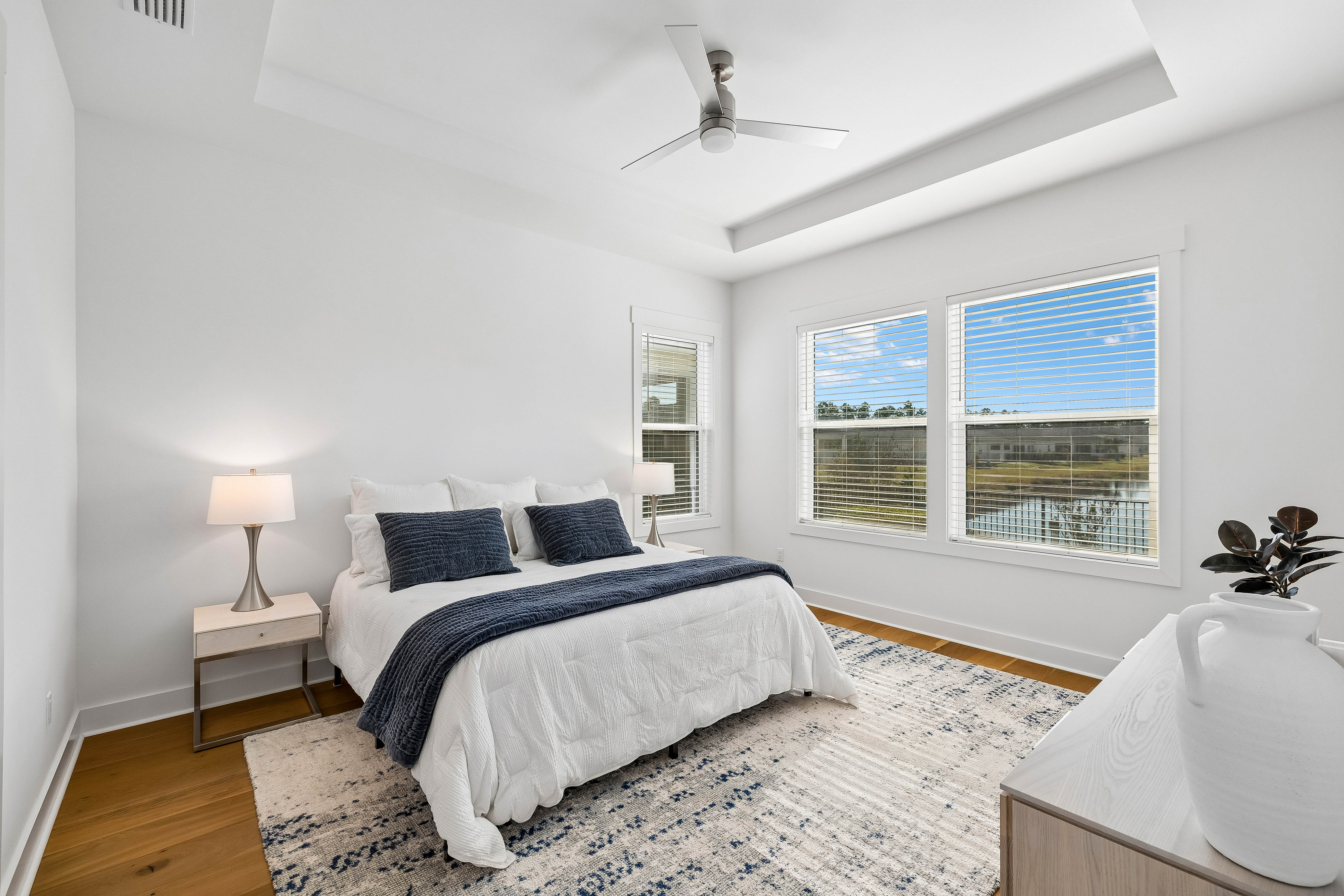  Refined Single-Level Living with Tranquil Pond Views - 物件實景